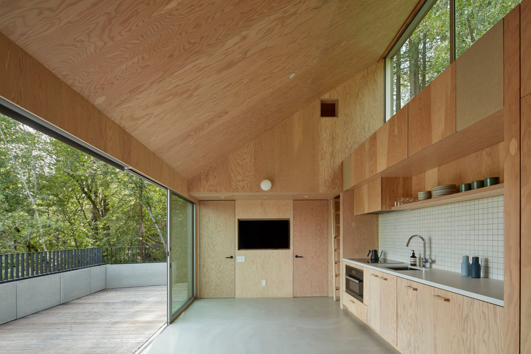 https://detail-cdn.s3.eu-central-1.amazonaws.com/media/catalog/product/0/8/08-tiny-house-san-francisco-mork-ulnes-architects.jpg?width=437&height=582&store=de_de&image-type=image