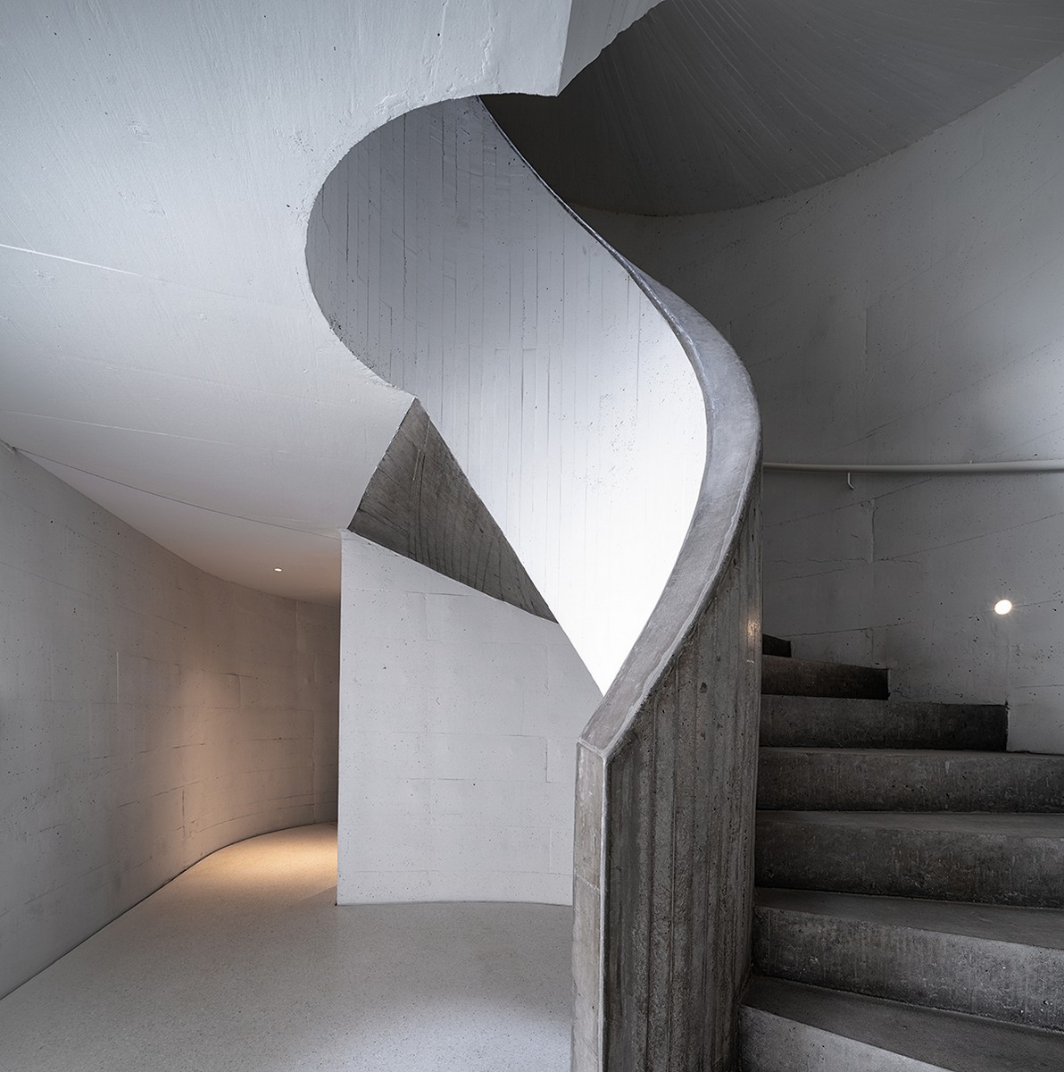https://detail-cdn.s3.eu-central-1.amazonaws.com/media/catalog/product/0/8/08_Dune_Art_Museum-Spiral_Staircase_by_WU_Qingshan.jpg?width=437&height=582&store=de_de&image-type=image