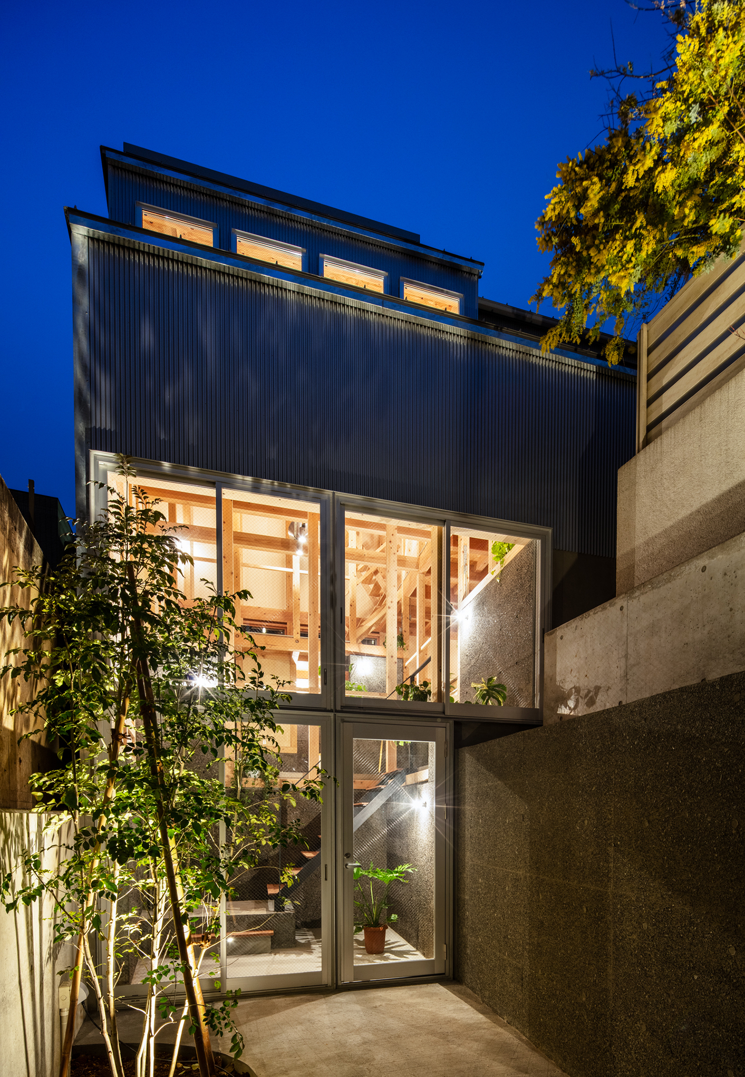 https://detail-cdn.s3.eu-central-1.amazonaws.com/media/catalog/product/0/8/08_Kiyoaki_Takeda_House_in_Setagaya_Masaki_Hamada.jpg?width=437&height=582&store=de_de&image-type=image