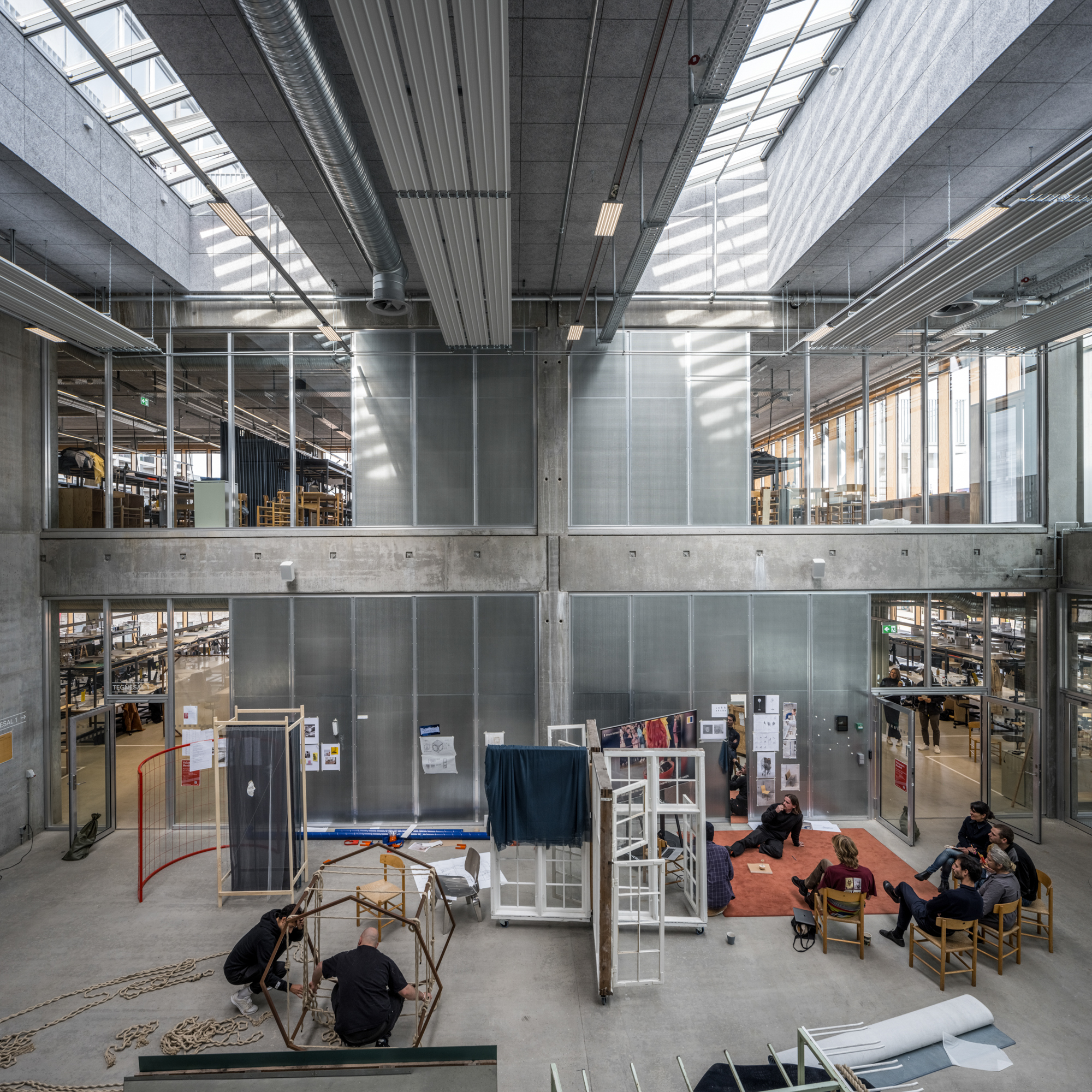 https://detail-cdn.s3.eu-central-1.amazonaws.com/media/catalog/product/0/9/09-Architekturhochschule-Aarhus-Adept.jpg?width=437&height=582&store=de_en&image-type=image