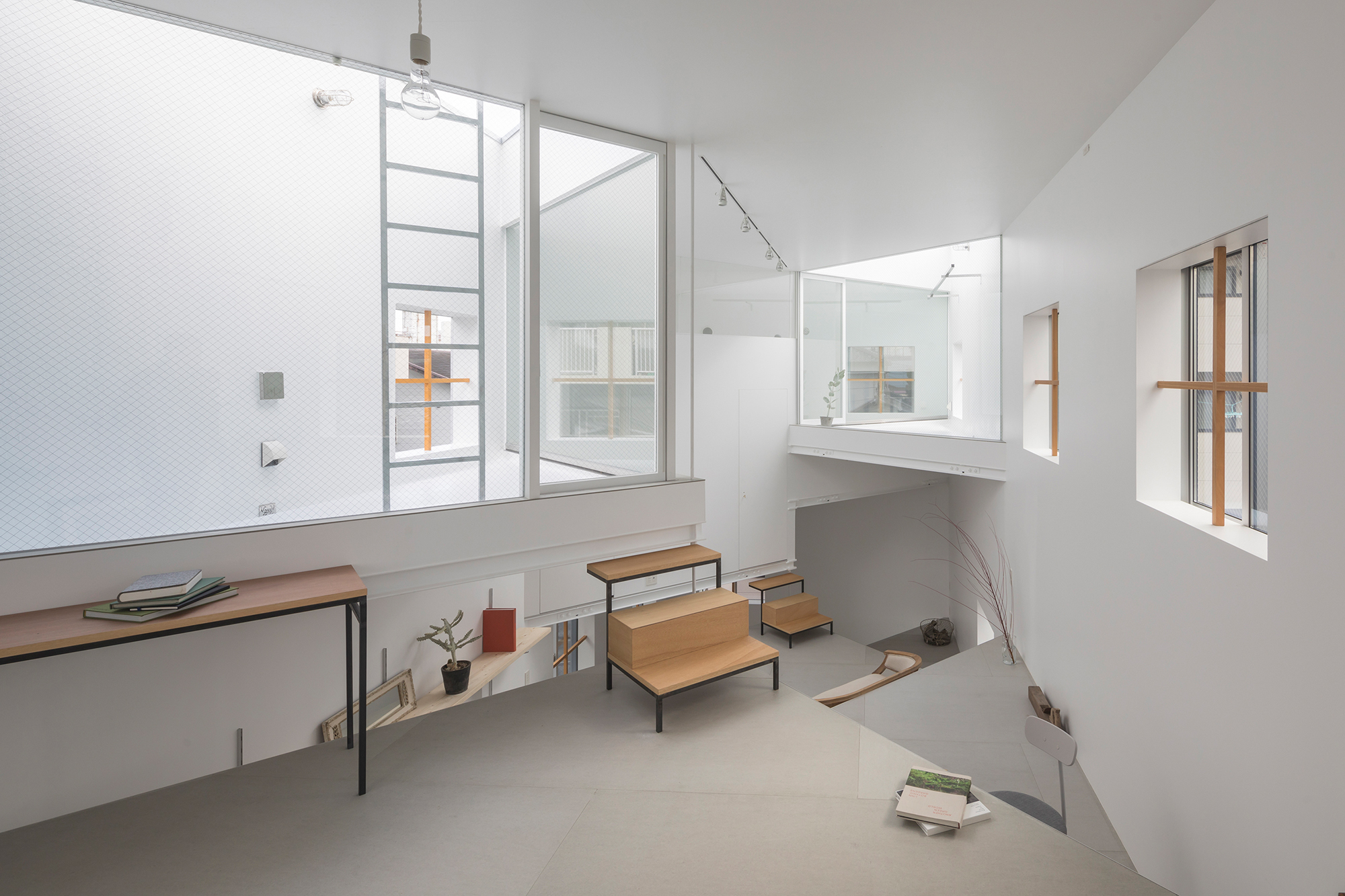 https://detail-cdn.s3.eu-central-1.amazonaws.com/media/catalog/product/0/9/09-House-in-Miyamotocho-Tato-Architects-Shinkenchiku-sha.jpg?width=437&height=582&store=de_de&image-type=image