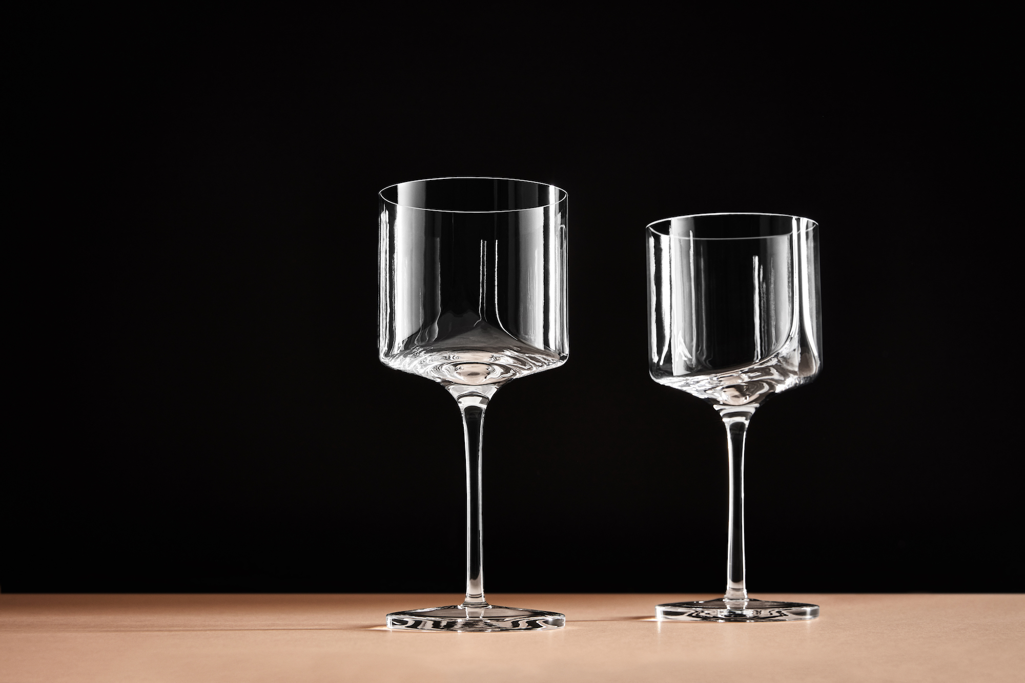 https://detail-cdn.s3.eu-central-1.amazonaws.com/media/catalog/product/0/9/09-MaisonObjet2019_ZHD_Hew_Glassware.jpg?width=437&height=582&store=de_de&image-type=image