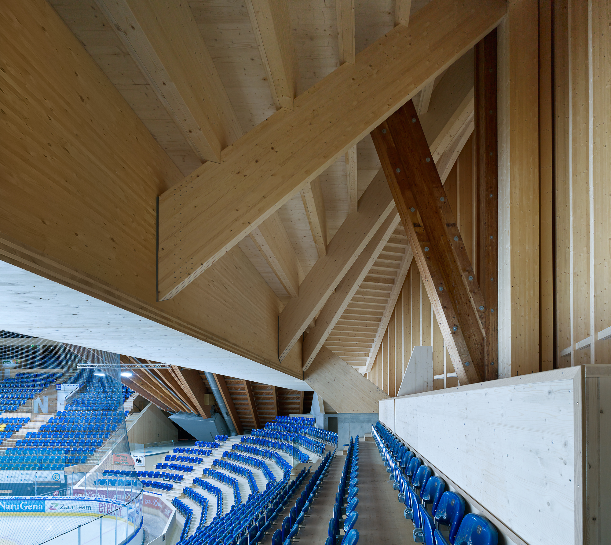 https://detail-cdn.s3.eu-central-1.amazonaws.com/media/catalog/product/0/9/09-Wie_vorher__nur_anders---Eisstadion-Davos-Marques-Architekten.jpg?width=437&height=582&store=de_en&image-type=image