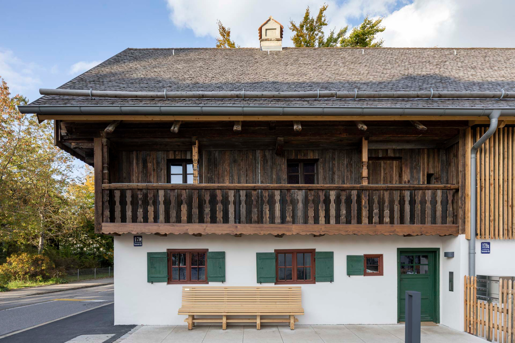 https://detail-cdn.s3.eu-central-1.amazonaws.com/media/catalog/product/0/9/09-derzbachhof-muenchen-raumstation-architekten.jpg?width=437&height=582&store=de_de&image-type=image