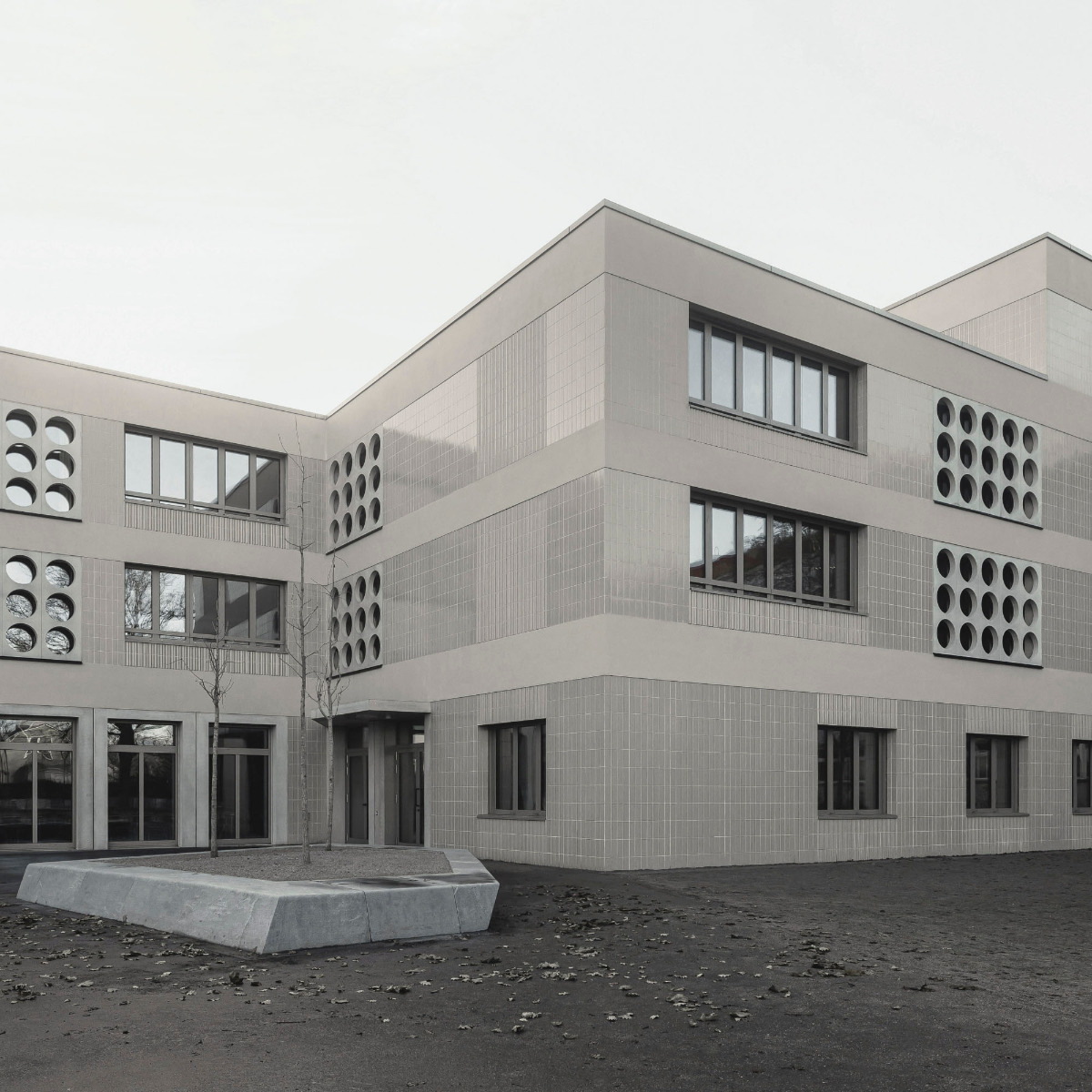 https://detail-cdn.s3.eu-central-1.amazonaws.com/media/catalog/product/0/9/09-erweiterung-lew-tolstoi-schule-berlin-aff-architekten.jpg?width=437&height=582&store=de_de&image-type=image