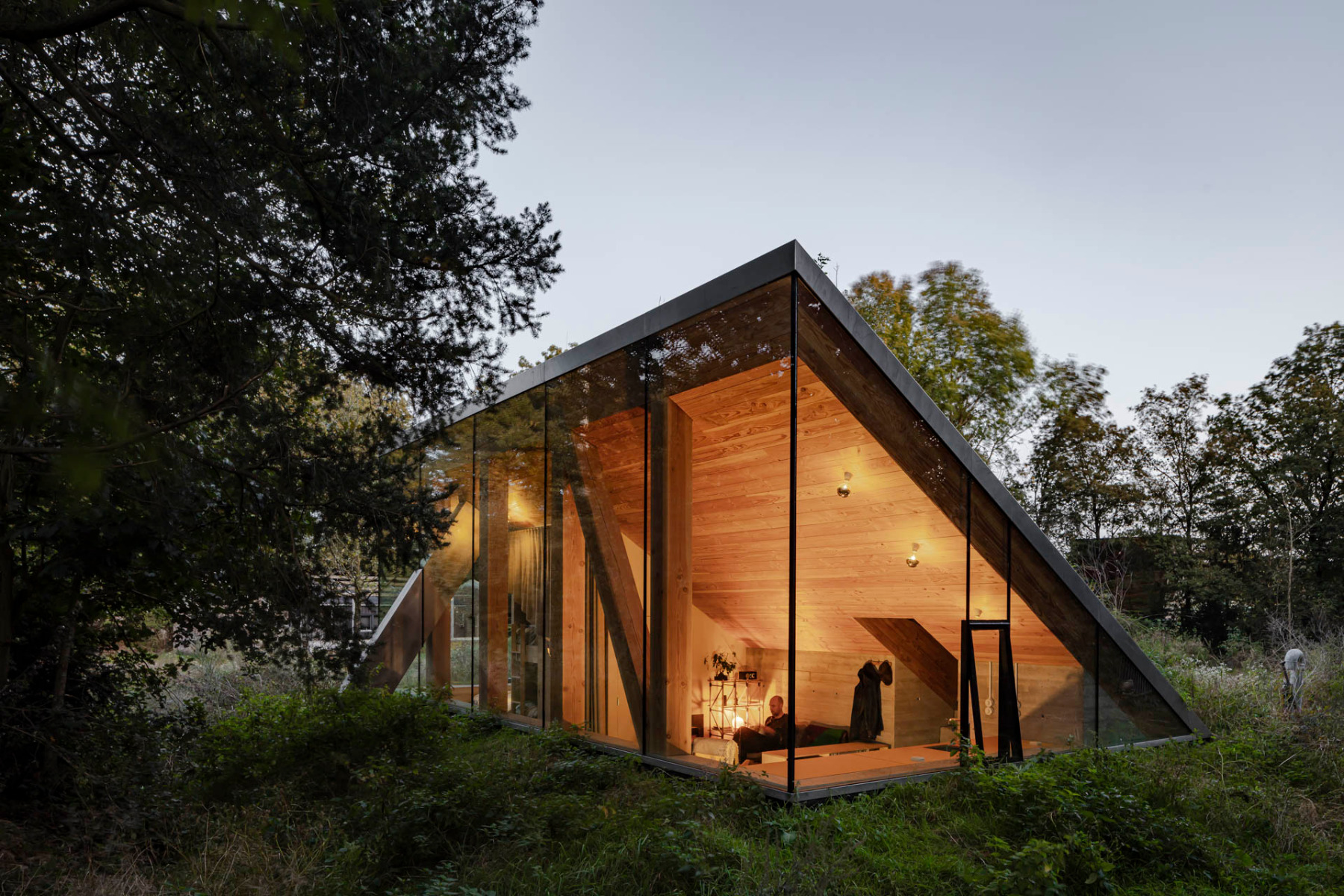 https://detail-cdn.s3.eu-central-1.amazonaws.com/media/catalog/product/0/9/09-ferienhaus-nationalpark-de-hoge-veluwe-jcr-architecten.jpg?width=437&height=582&store=de_de&image-type=image