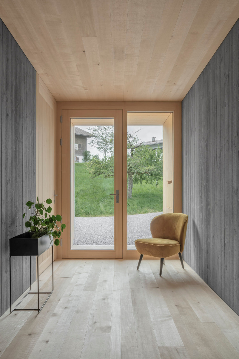 https://detail-cdn.s3.eu-central-1.amazonaws.com/media/catalog/product/0/9/09-haus-buchen-bernardo-bader-architekten-gustav_willeit_3.jpg?width=437&height=582&store=de_de&image-type=image