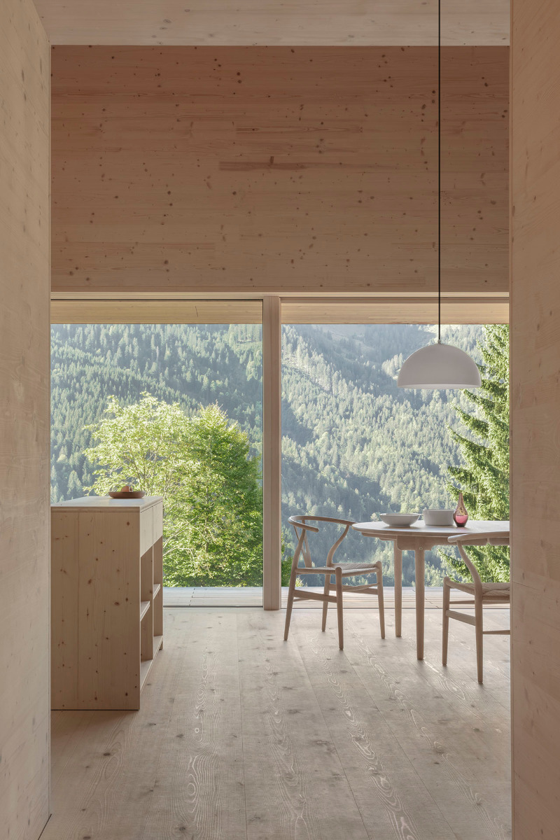 https://detail-cdn.s3.eu-central-1.amazonaws.com/media/catalog/product/0/9/09-haus-gafpohl-vorarlberg-bernardo-bader-architekten.jpg?width=437&height=582&store=de_en&image-type=image