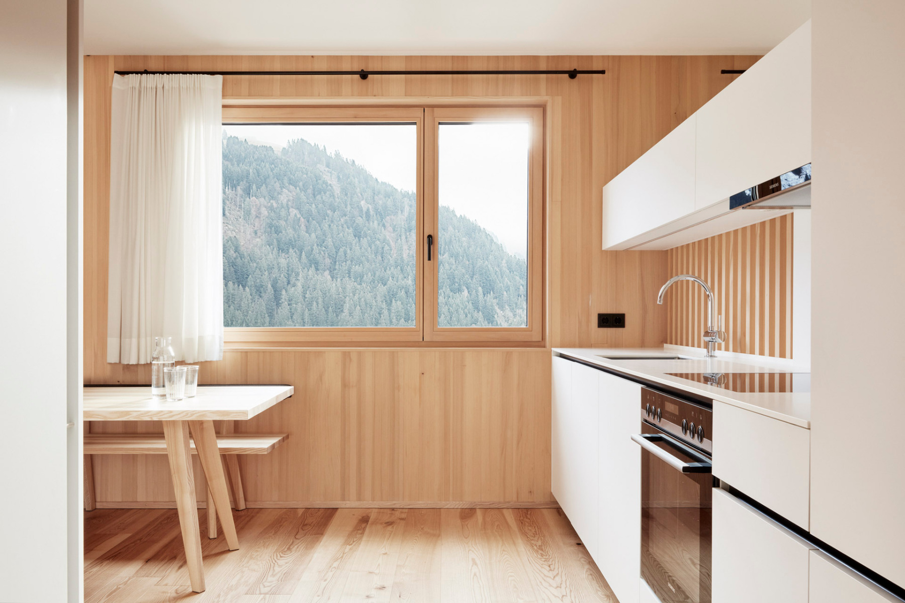 https://detail-cdn.s3.eu-central-1.amazonaws.com/media/catalog/product/0/9/09-haus-lp-bregenzerwald-firm-architekten.jpg?width=437&height=582&store=de_de&image-type=image