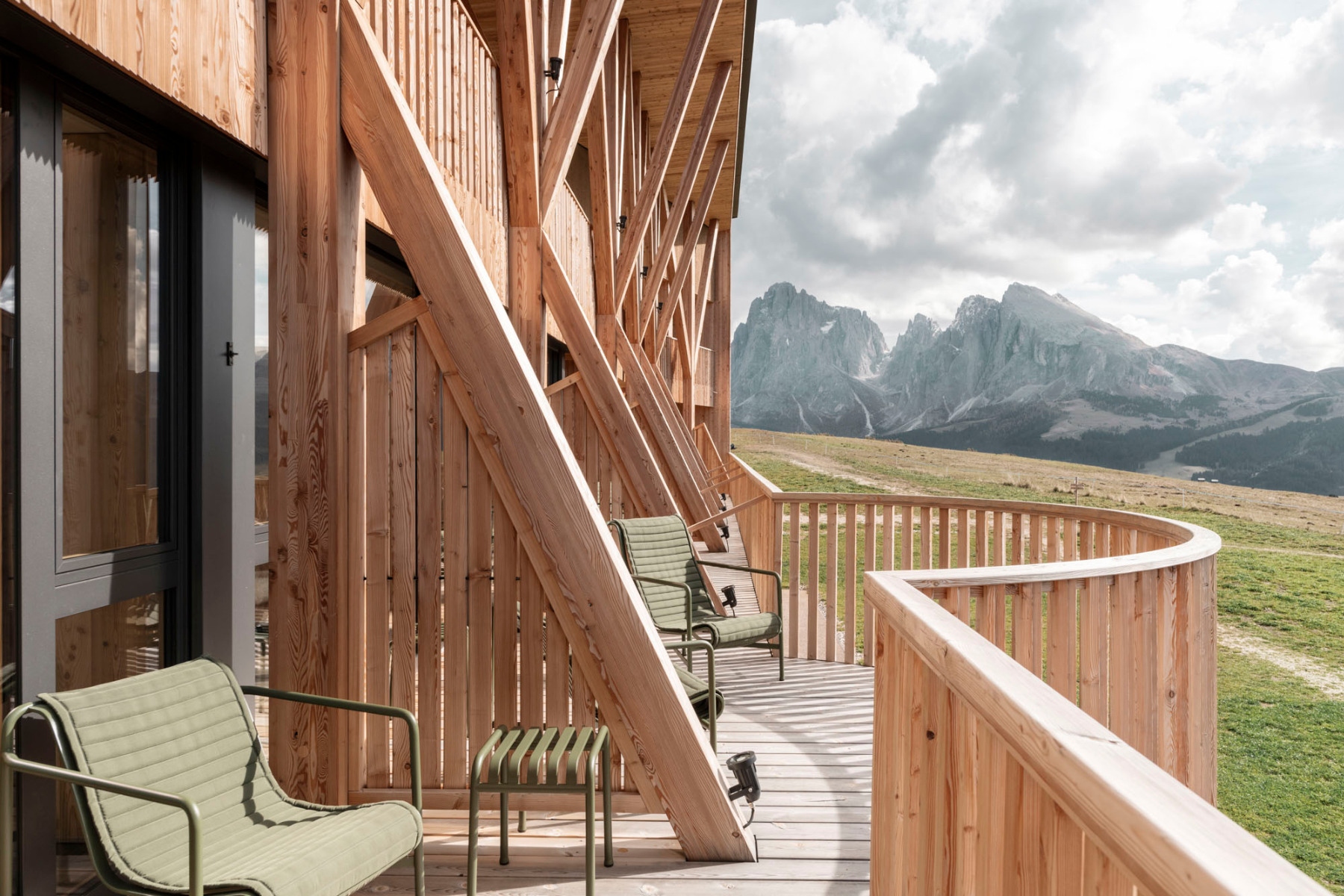 https://detail-cdn.s3.eu-central-1.amazonaws.com/media/catalog/product/0/9/09-hotel-icaro-dolomiten-modus-architects.jpg?width=437&height=582&store=de_de&image-type=image