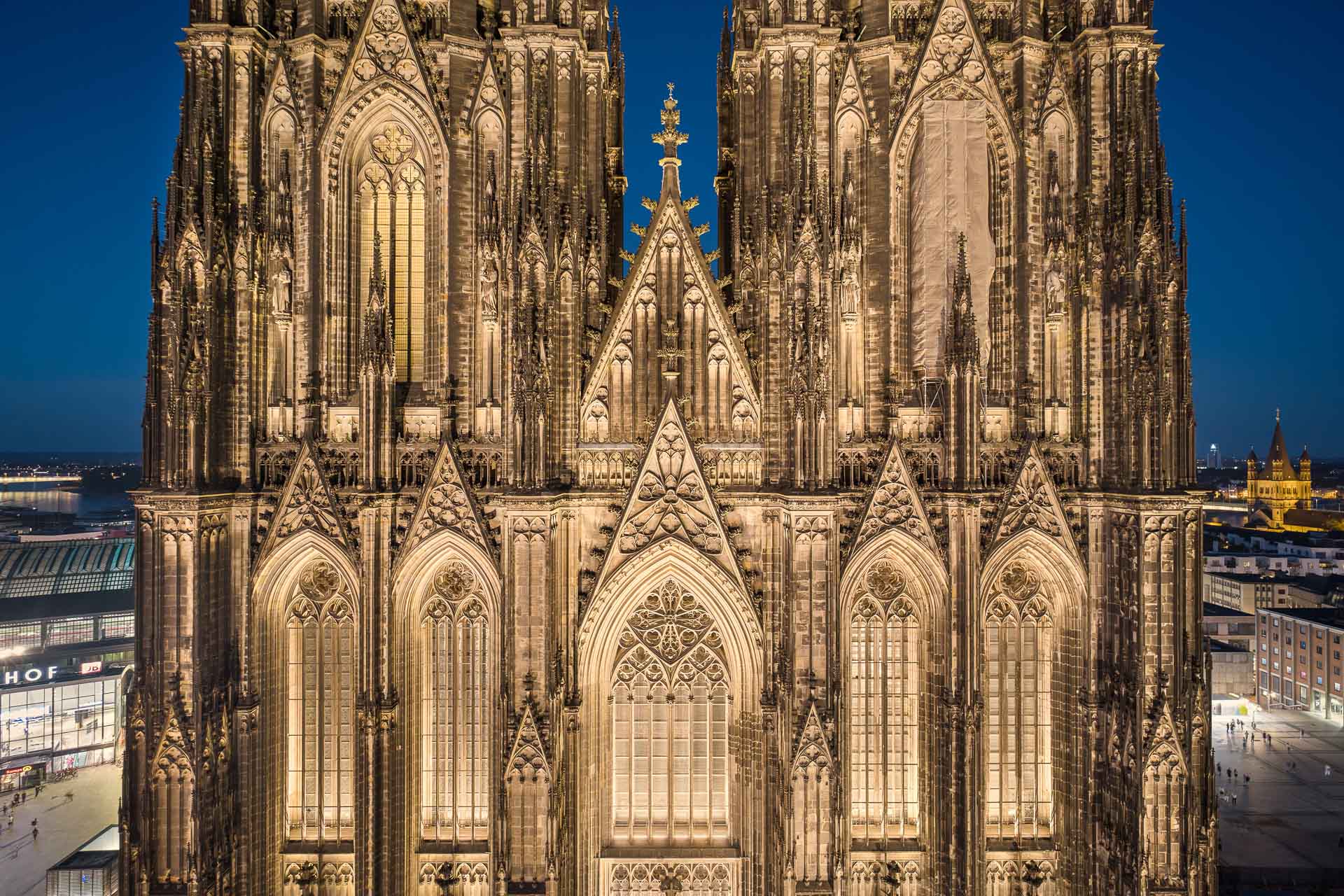 https://detail-cdn.s3.eu-central-1.amazonaws.com/media/catalog/product/0/9/09-led-beleuchtung-koelner-dom.jpg?width=437&height=582&store=de_de&image-type=image