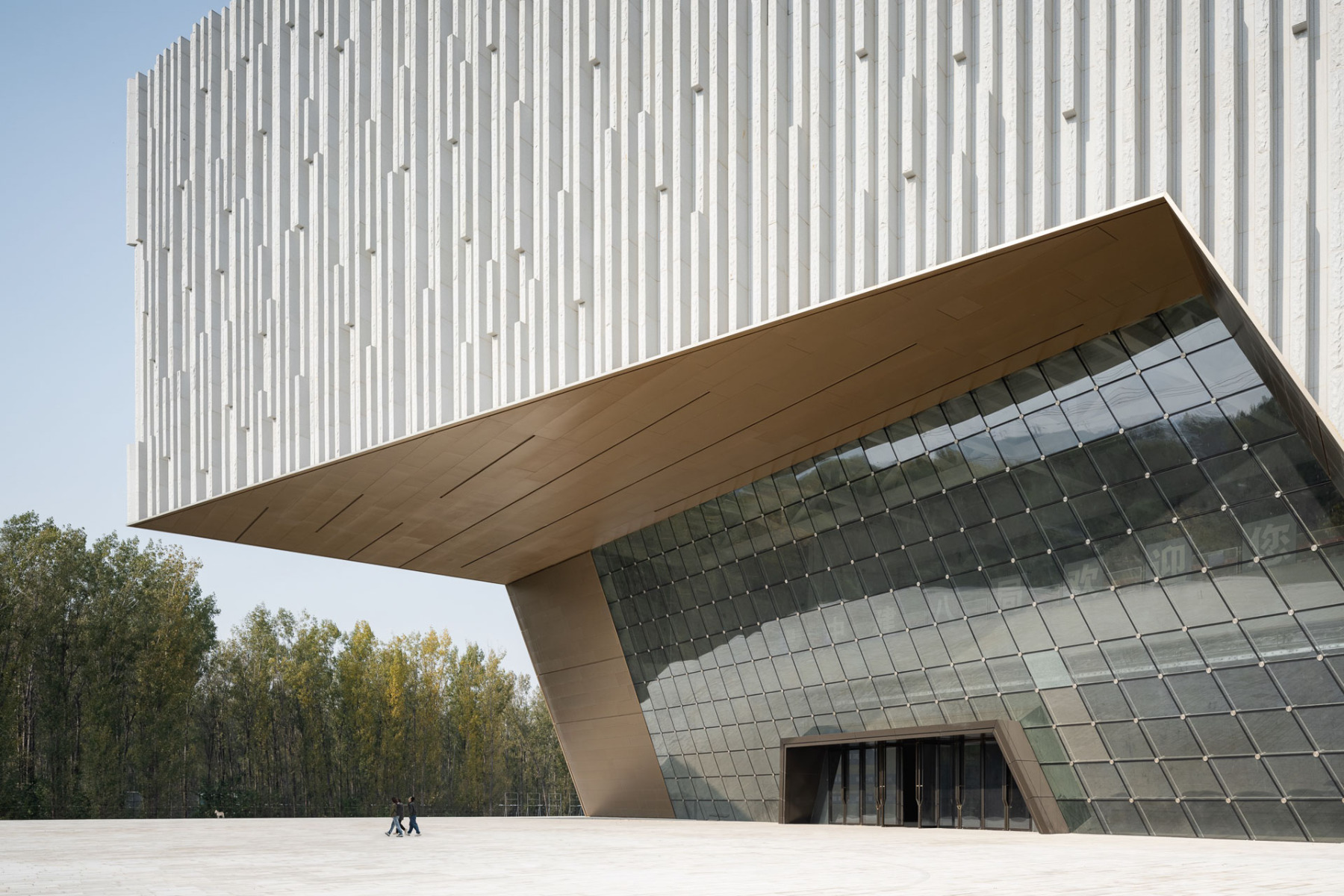 https://detail-cdn.s3.eu-central-1.amazonaws.com/media/catalog/product/0/9/09-nationalmuseum-zhengzhou-gmp-architekten.jpg?width=437&height=582&store=de_en&image-type=image