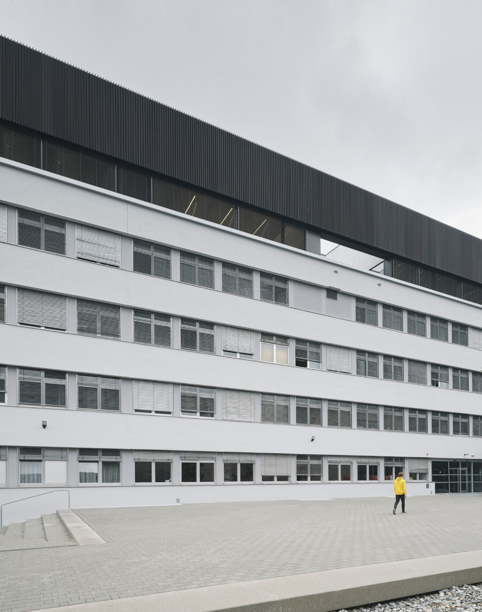 https://detail-cdn.s3.eu-central-1.amazonaws.com/media/catalog/product/0/9/09-oberschule-htl-bau-und-design-innsbruck-ao-architekten.jpg?width=437&height=582&store=de_de&image-type=image