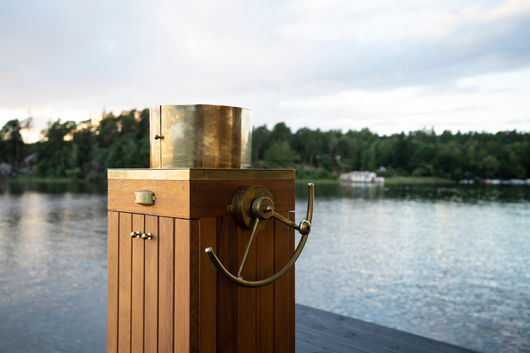 https://detail-cdn.s3.eu-central-1.amazonaws.com/media/catalog/product/0/9/09-schwimmende-sauna-stockholm-sandellsandberg-arkitekter.jpg?width=437&height=582&store=de_de&image-type=image
