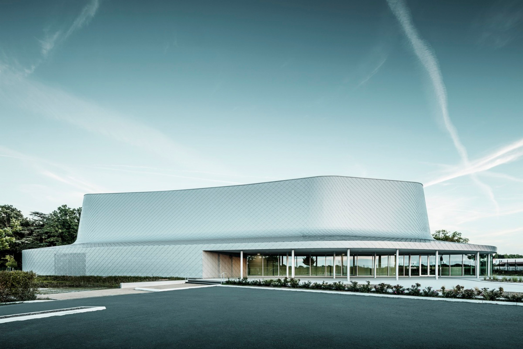 https://detail-cdn.s3.eu-central-1.amazonaws.com/media/catalog/product/0/9/09-sporthalle-bohuon-bertic-architectes-nantes.jpg?width=437&height=582&store=de_en&image-type=image