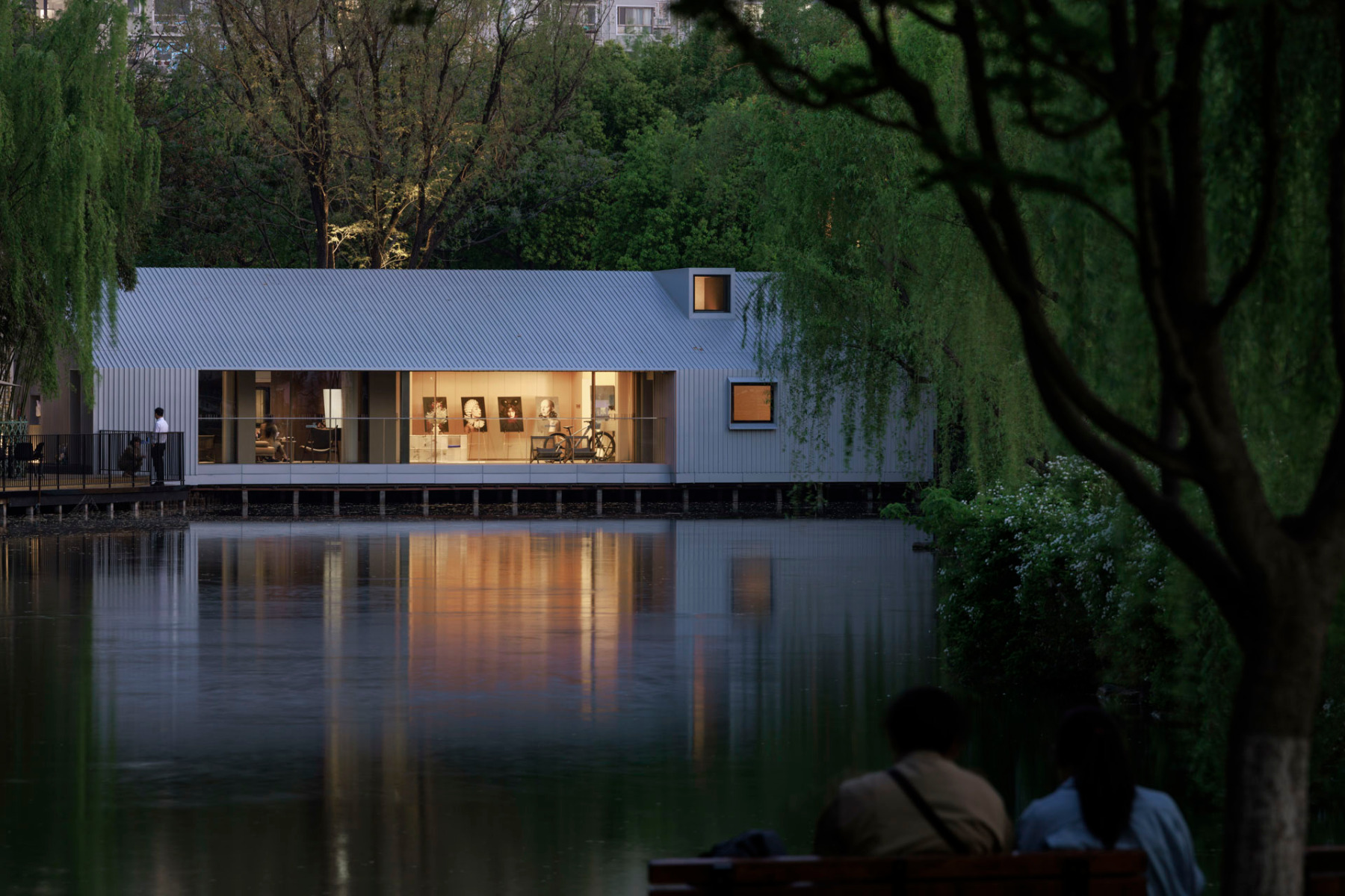 https://detail-cdn.s3.eu-central-1.amazonaws.com/media/catalog/product/0/9/09-the-lake-house-life-experience-pavilion-wutopia-lab-shanghai.jpg?width=437&height=582&store=de_de&image-type=image