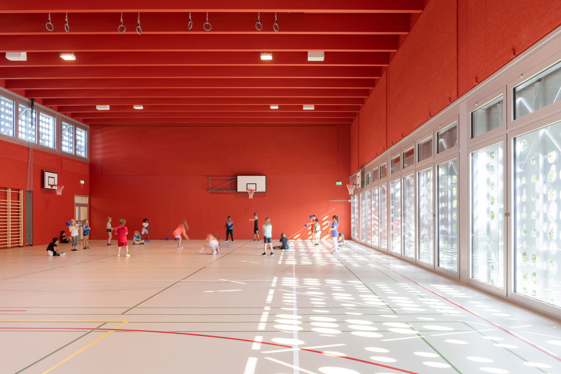https://detail-cdn.s3.eu-central-1.amazonaws.com/media/catalog/product/0/9/09-umbau-erweiterung-schule-hellwies-weberbrunner-architekten-beat-buehler.jpg?width=437&height=582&store=de_de&image-type=image