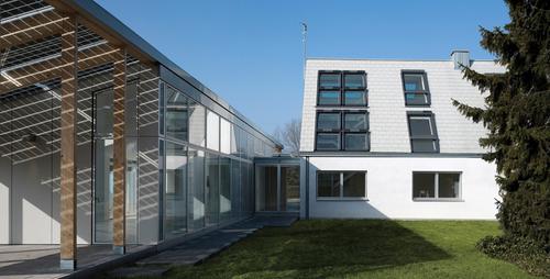 Bild 1: Das Gebäude, wie es sich heute zeigt. Üppige 36 m2 Fensterfläche im Altbau, moderne Grundrisse und ein Anbau verwandeln das alte Siedlerhaus in einen attraktiven Lebensraum. Alle Fotos: Adam Mørk DK-Kopenhagen