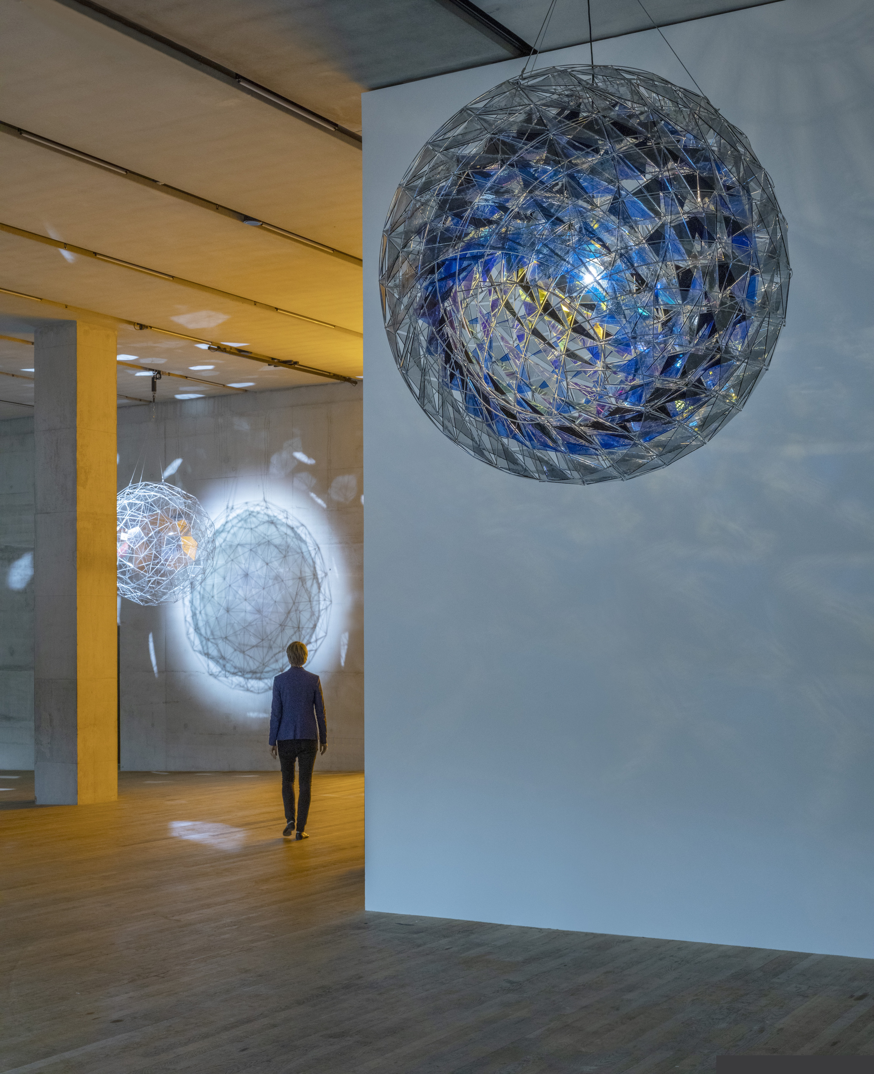 https://detail-cdn.s3.eu-central-1.amazonaws.com/media/catalog/product/1/-/1-Olafur-Eliasson-2019-Cold_wind_sphere.jpg?width=437&height=582&store=de_de&image-type=image