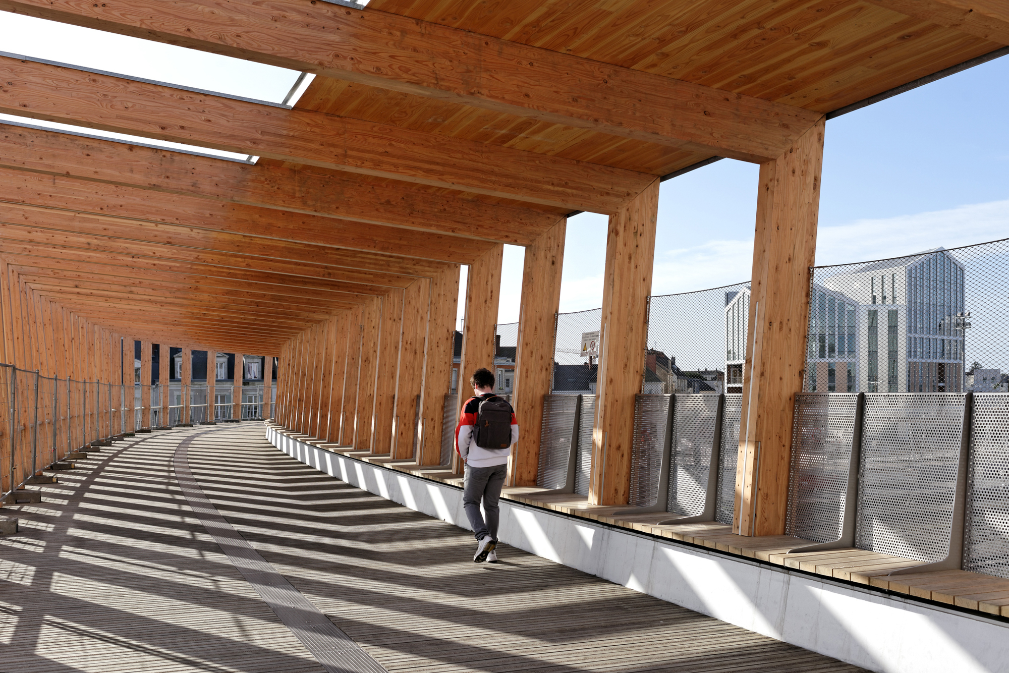https://detail-cdn.s3.eu-central-1.amazonaws.com/media/catalog/product/1/0/10-Bruecke-Passerelle-Angers-Saint-Loud-Dietmar-Feichtinger-Architects.jpg?width=437&height=582&store=de_de&image-type=image