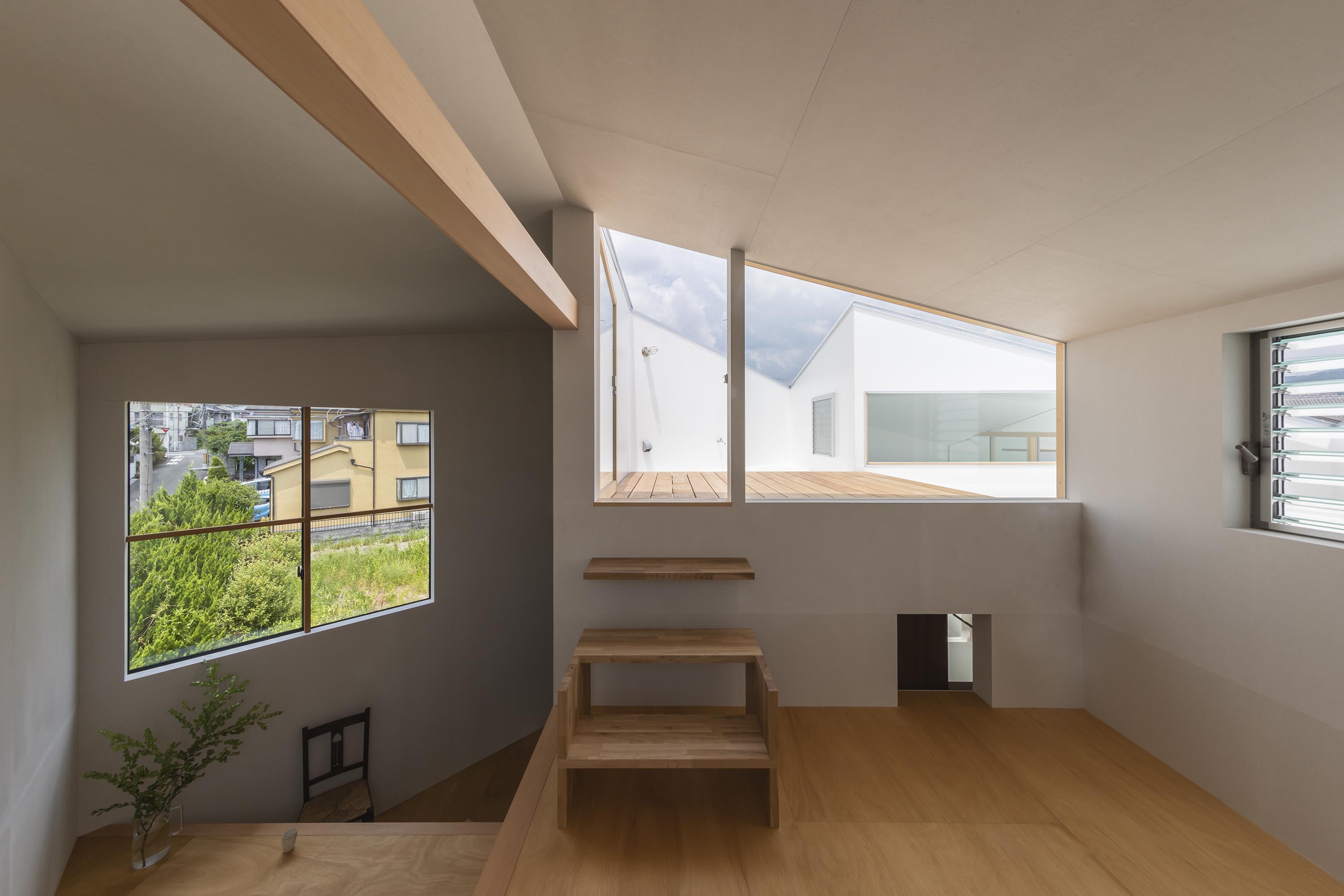 https://detail-cdn.s3.eu-central-1.amazonaws.com/media/catalog/product/1/0/10-House-in-Takatsuki-Tato-Architects-Shinkenchiku-Sha.jpg?width=437&height=582&store=de_en&image-type=image