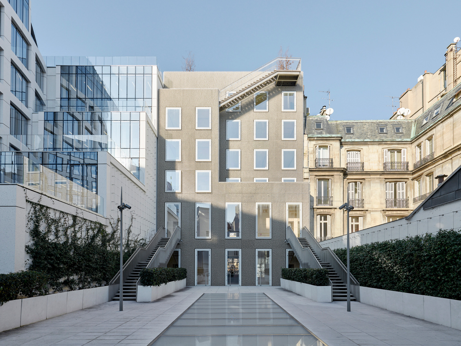 https://detail-cdn.s3.eu-central-1.amazonaws.com/media/catalog/product/1/0/10-avenue-montaigne-paris-fresh-architectures.jpg?width=437&height=582&store=de_en&image-type=image