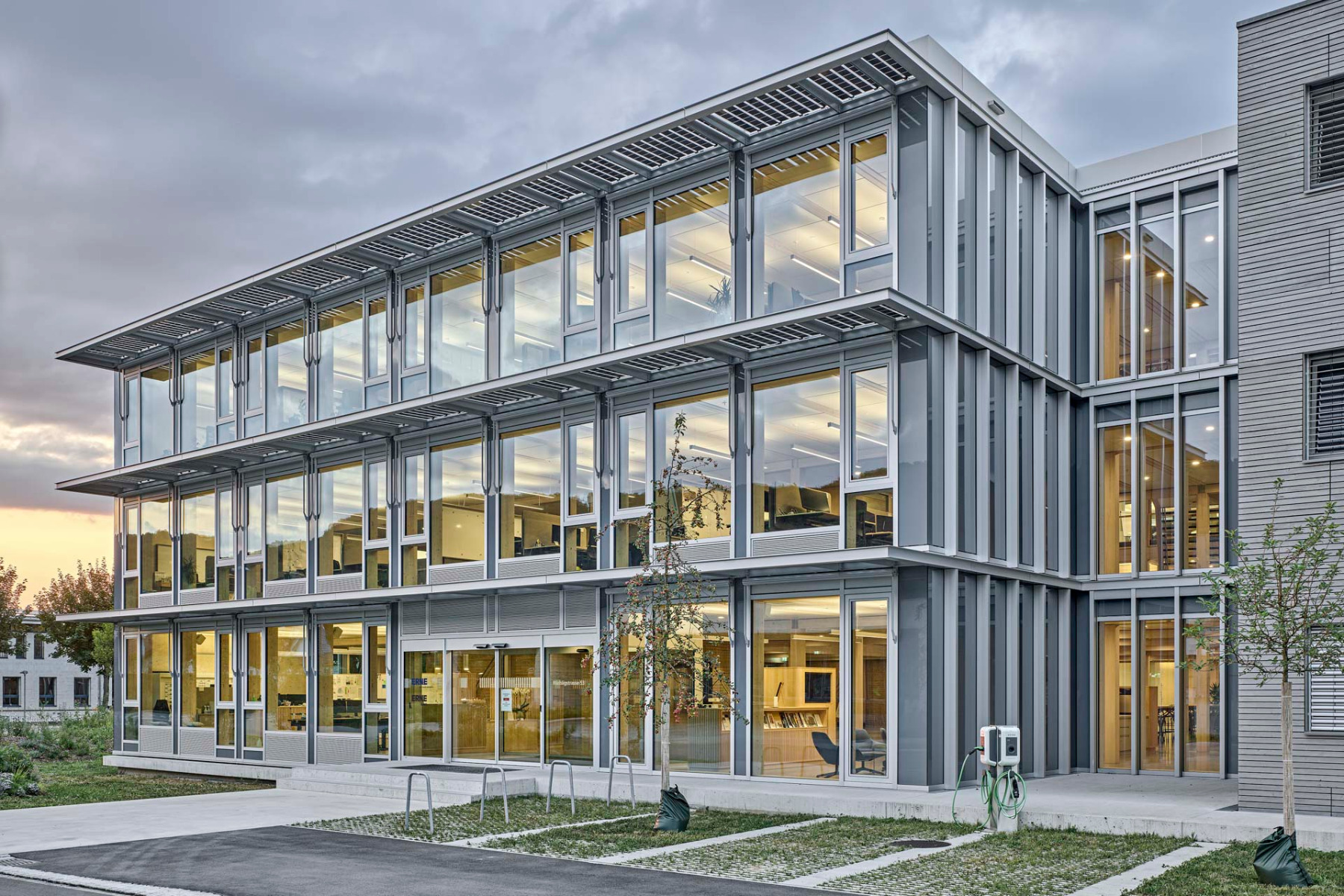 https://detail-cdn.s3.eu-central-1.amazonaws.com/media/catalog/product/1/0/10-innovationszentrum-erne-schweiz-burkhard-meyer-architekten.jpg?width=437&height=582&store=de_de&image-type=image