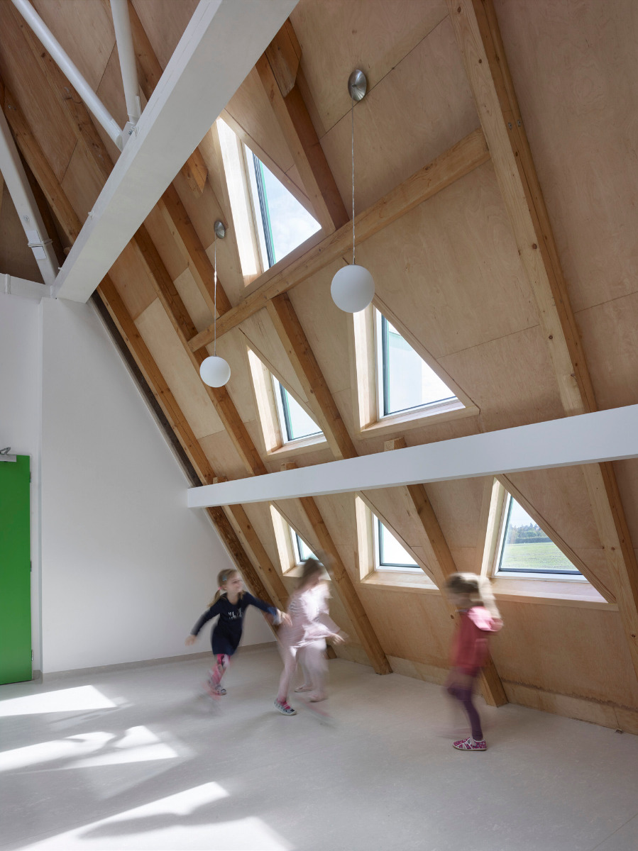 https://detail-cdn.s3.eu-central-1.amazonaws.com/media/catalog/product/1/0/10-kindergarten-tschechien-architektura.jpg?width=437&height=582&store=de_de&image-type=image