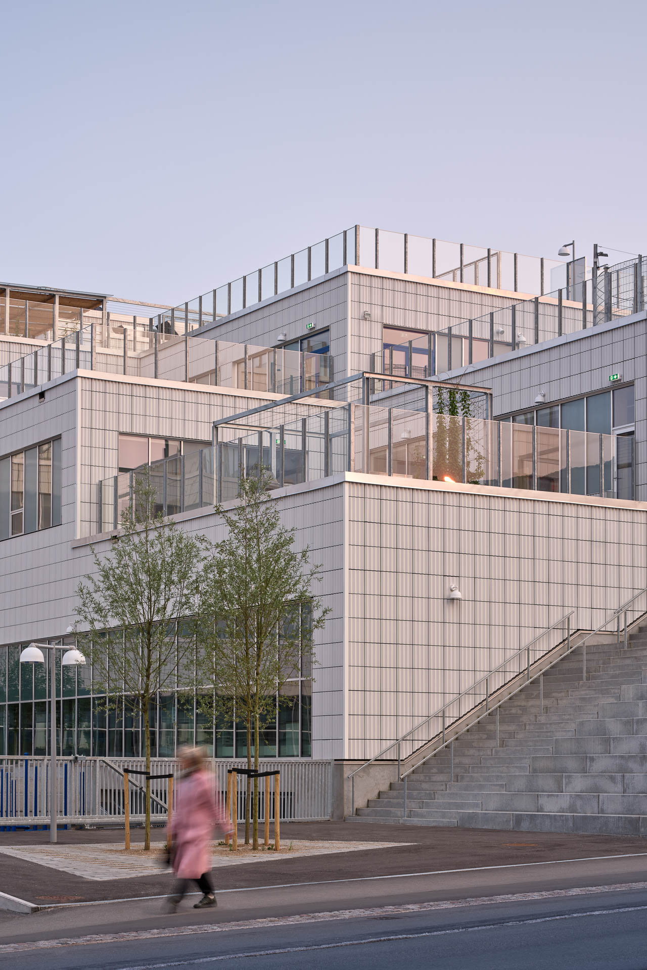 https://detail-cdn.s3.eu-central-1.amazonaws.com/media/catalog/product/1/0/10-schule-kopenhagen-nord-architects.jpg?width=437&height=582&store=de_en&image-type=image