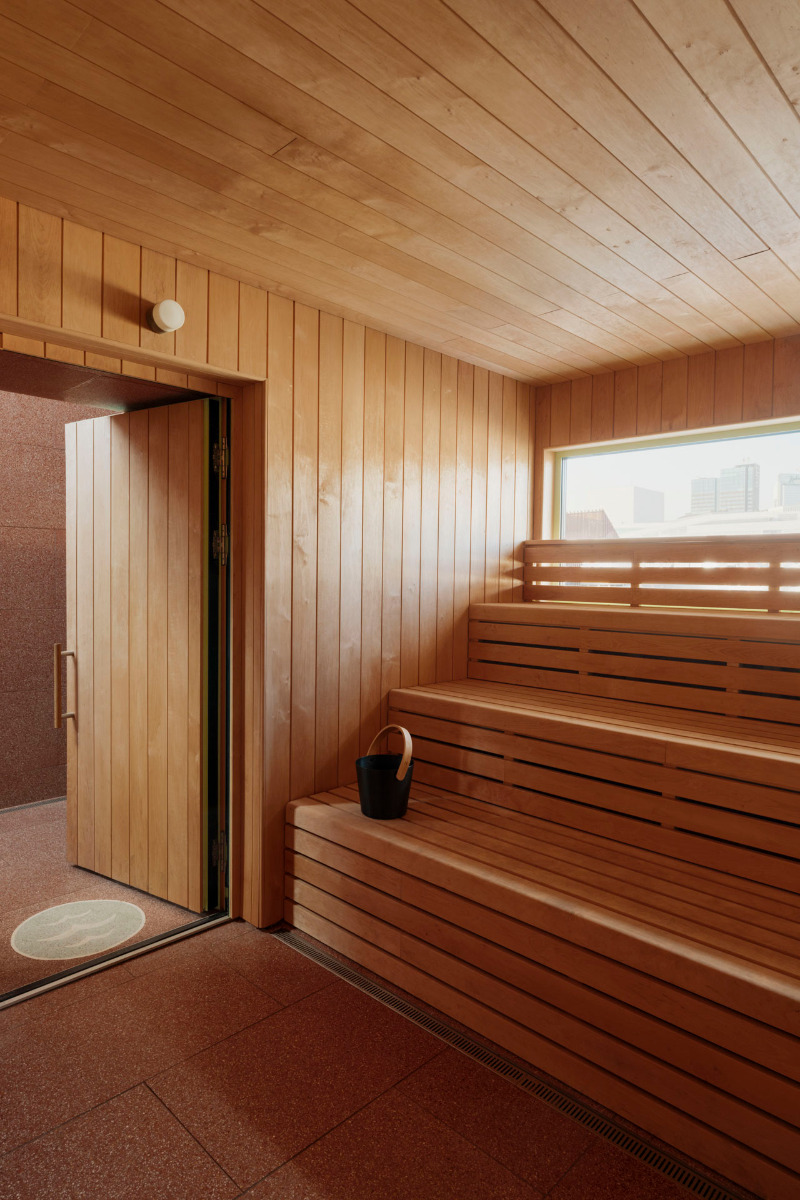 https://detail-cdn.s3.eu-central-1.amazonaws.com/media/catalog/product/1/0/10-schwimmende-sauna-oslo-estudio-herreros.jpg?width=437&height=582&store=de_en&image-type=image