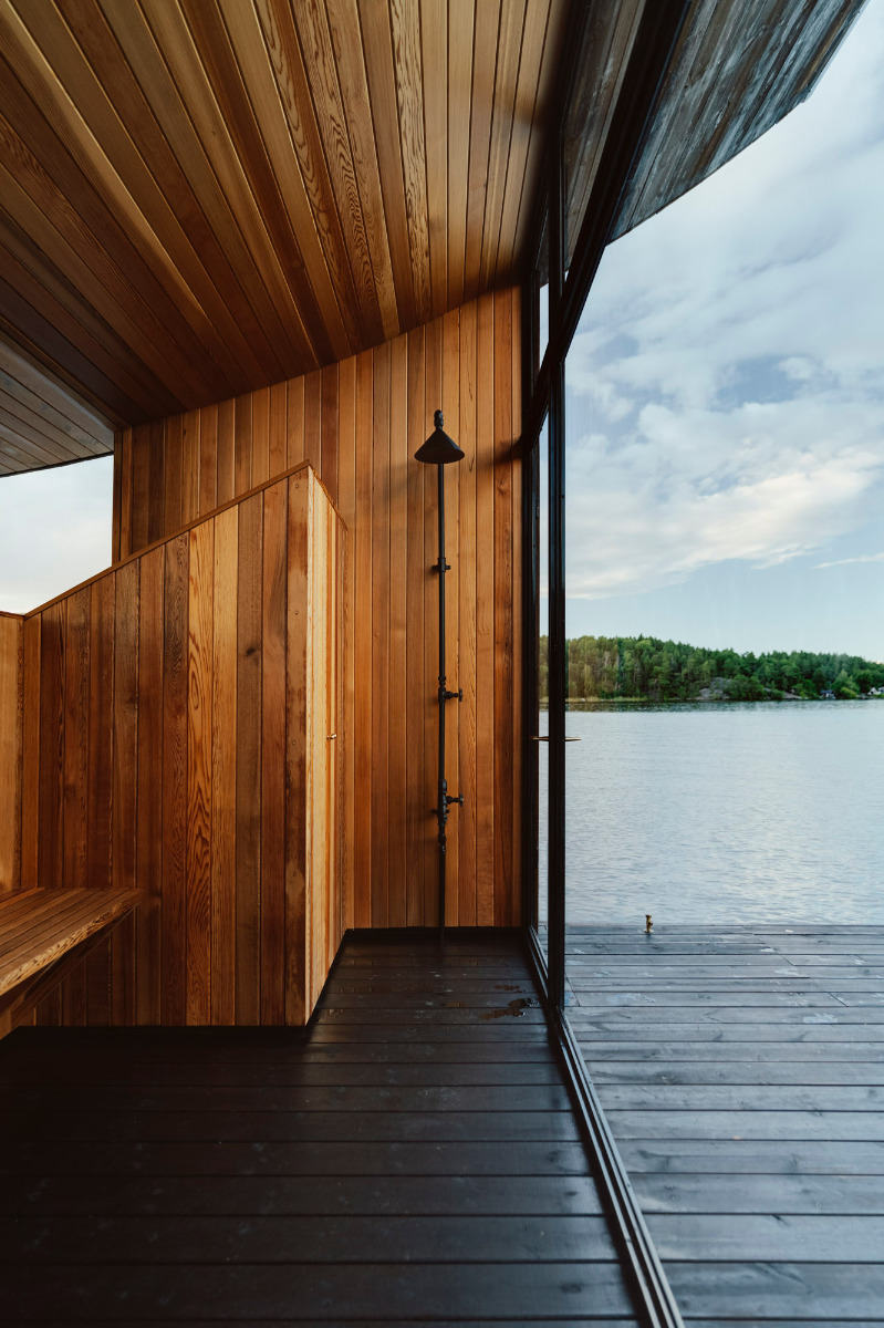 https://detail-cdn.s3.eu-central-1.amazonaws.com/media/catalog/product/1/0/10-schwimmende-sauna-stockholm-sandellsandberg-arkitekter.jpg?width=437&height=582&store=de_de&image-type=image