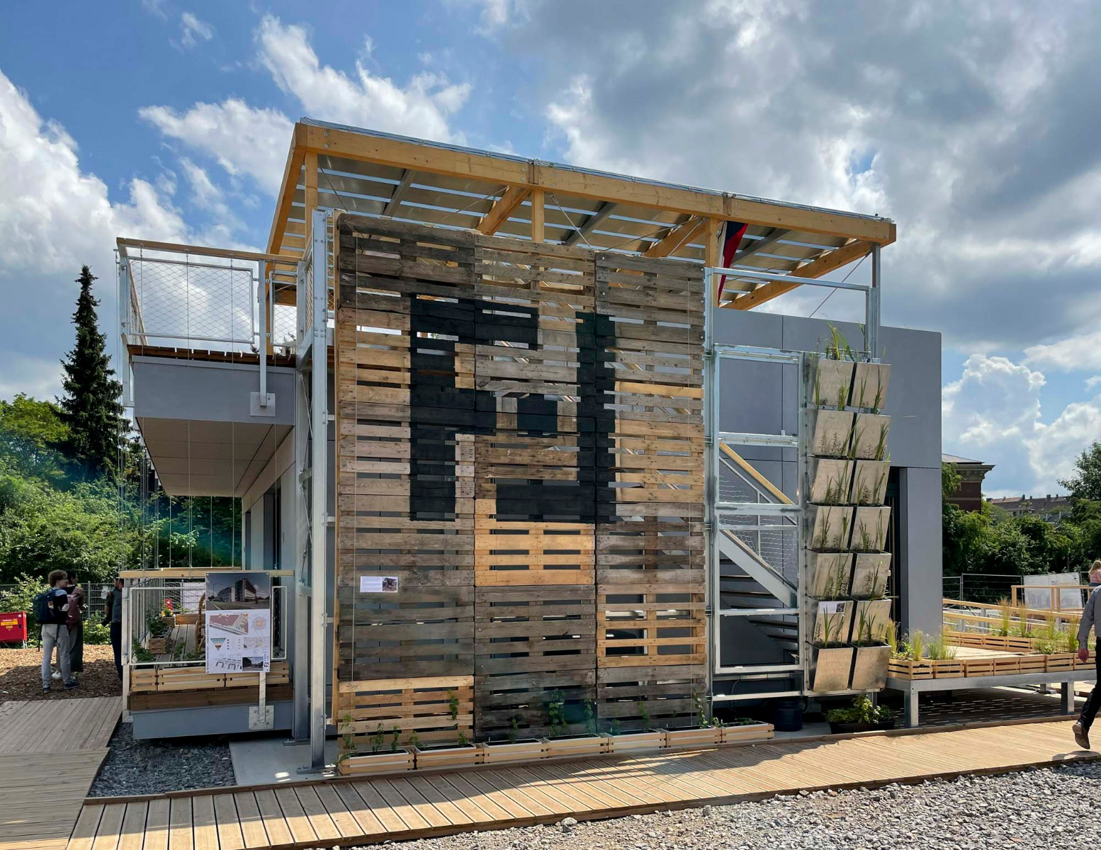 https://detail-cdn.s3.eu-central-1.amazonaws.com/media/catalog/product/1/0/10-solar-decathlon-europe.jpg?width=437&height=582&store=de_de&image-type=image