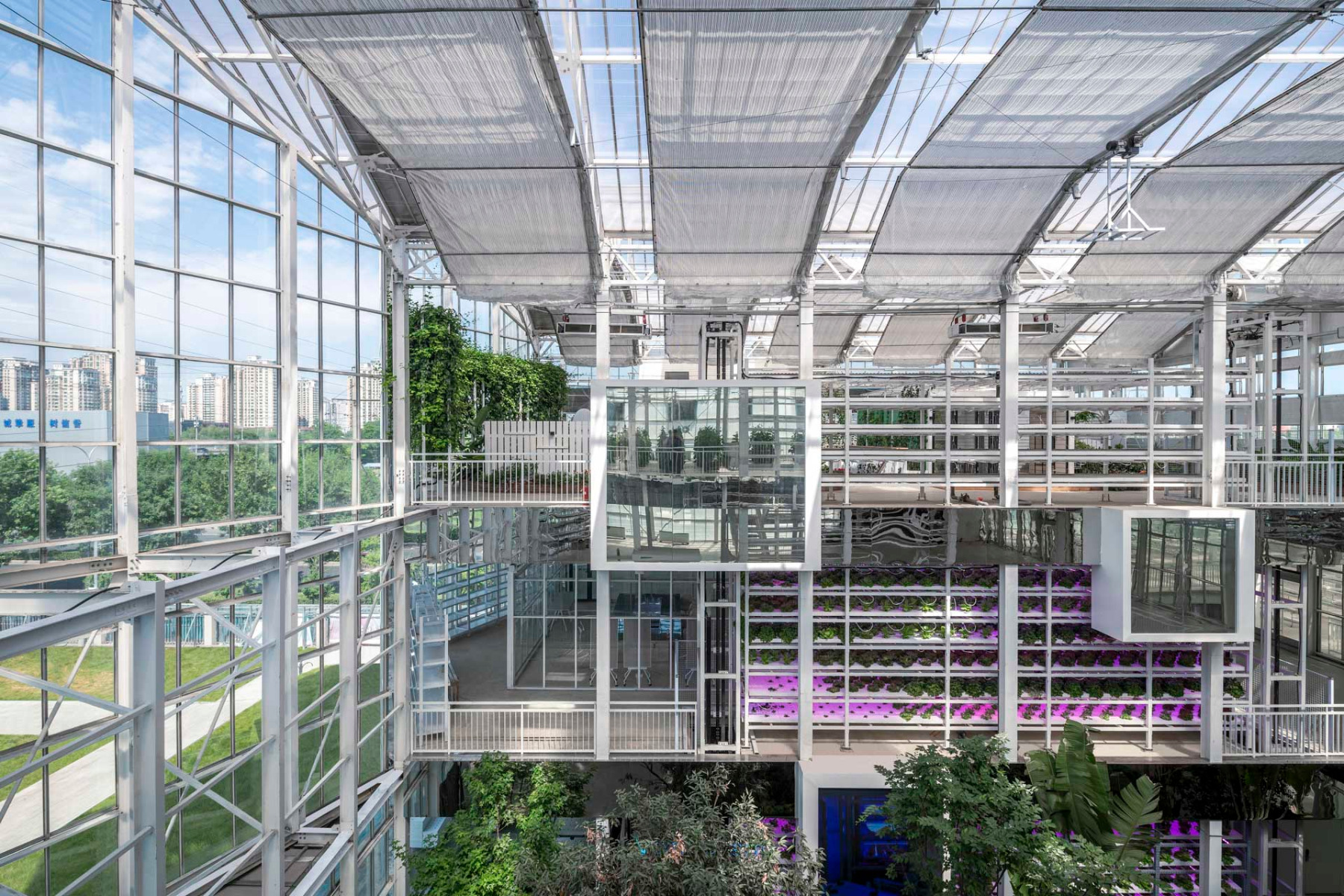https://detail-cdn.s3.eu-central-1.amazonaws.com/media/catalog/product/1/0/10-vertikale-farm-beijing-van-bergen-kolpa-aechitecten.jpg?width=437&height=582&store=de_en&image-type=image