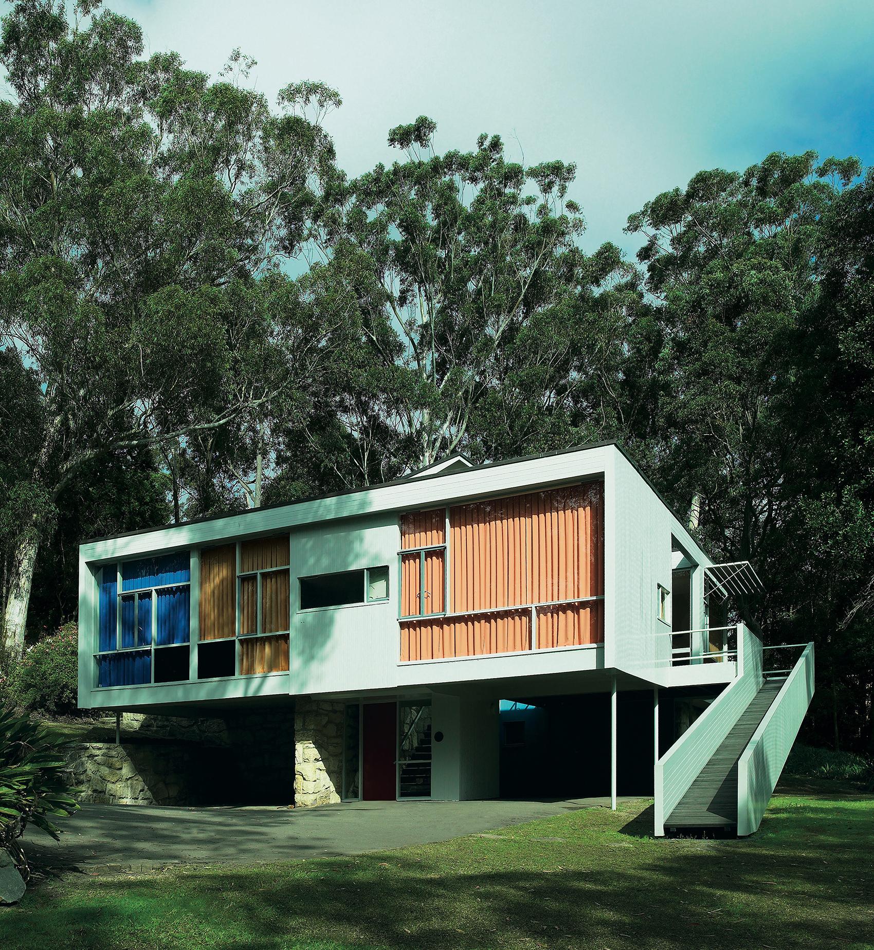 https://detail-cdn.s3.eu-central-1.amazonaws.com/media/catalog/product/1/0/103-ikonen-133._Harry_Seidler._Rose_Seidler_House__NSW__Australia.jpg?width=437&height=582&store=de_de&image-type=image