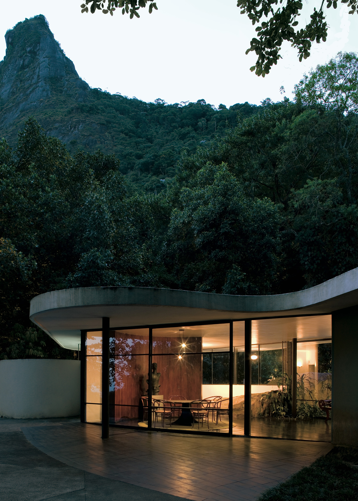 https://detail-cdn.s3.eu-central-1.amazonaws.com/media/catalog/product/1/0/103-ikonen-145._Oscar_Niemeyer._Canoas_House__Rio_de_Janeiro__Brazil.jpg?width=437&height=582&store=de_de&image-type=image