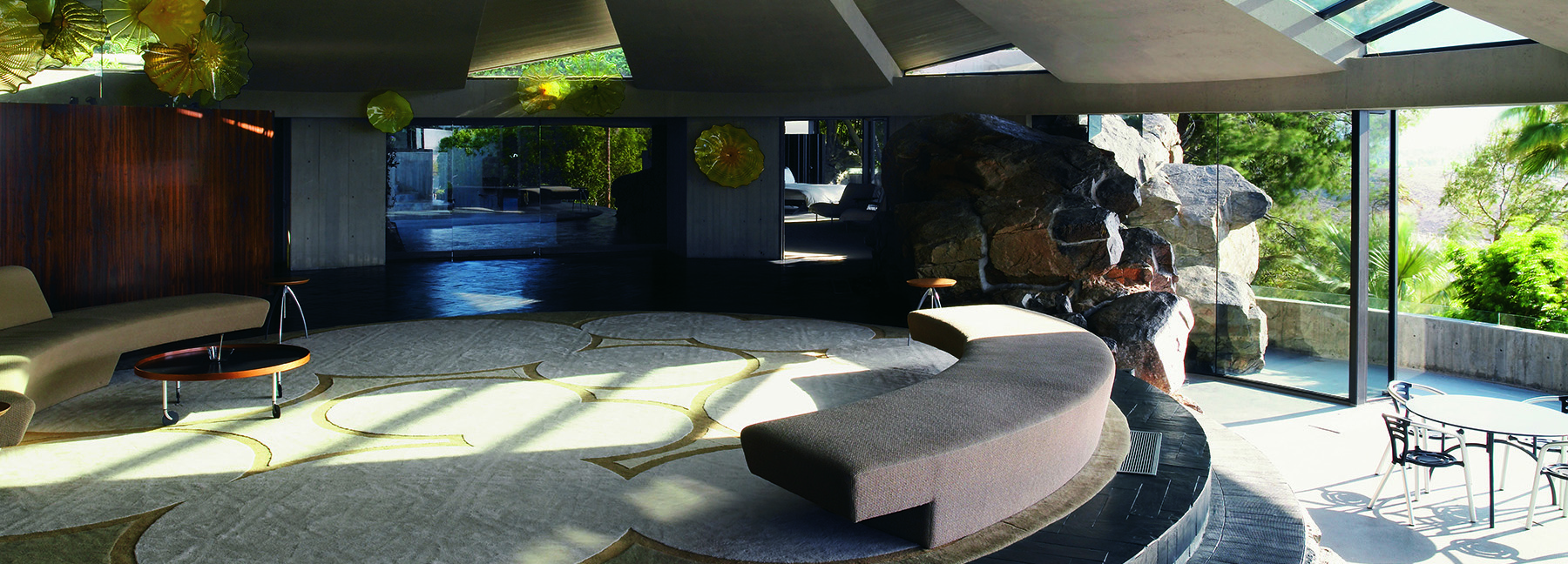 https://detail-cdn.s3.eu-central-1.amazonaws.com/media/catalog/product/1/0/103-ikonen-T1500-185_John_Lautner._Elrod_Residence__Palm_Springs__California__Kopie.jpg?width=437&height=582&store=de_de&image-type=image