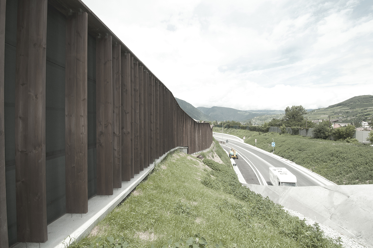 https://detail-cdn.s3.eu-central-1.amazonaws.com/media/catalog/product/1/0/10_MoDusArchitects_Ring_Road_Central_Juncture_acoustic_barriers__c_Leonhard_Angerer.jpg?width=437&height=582&store=de_de&image-type=image