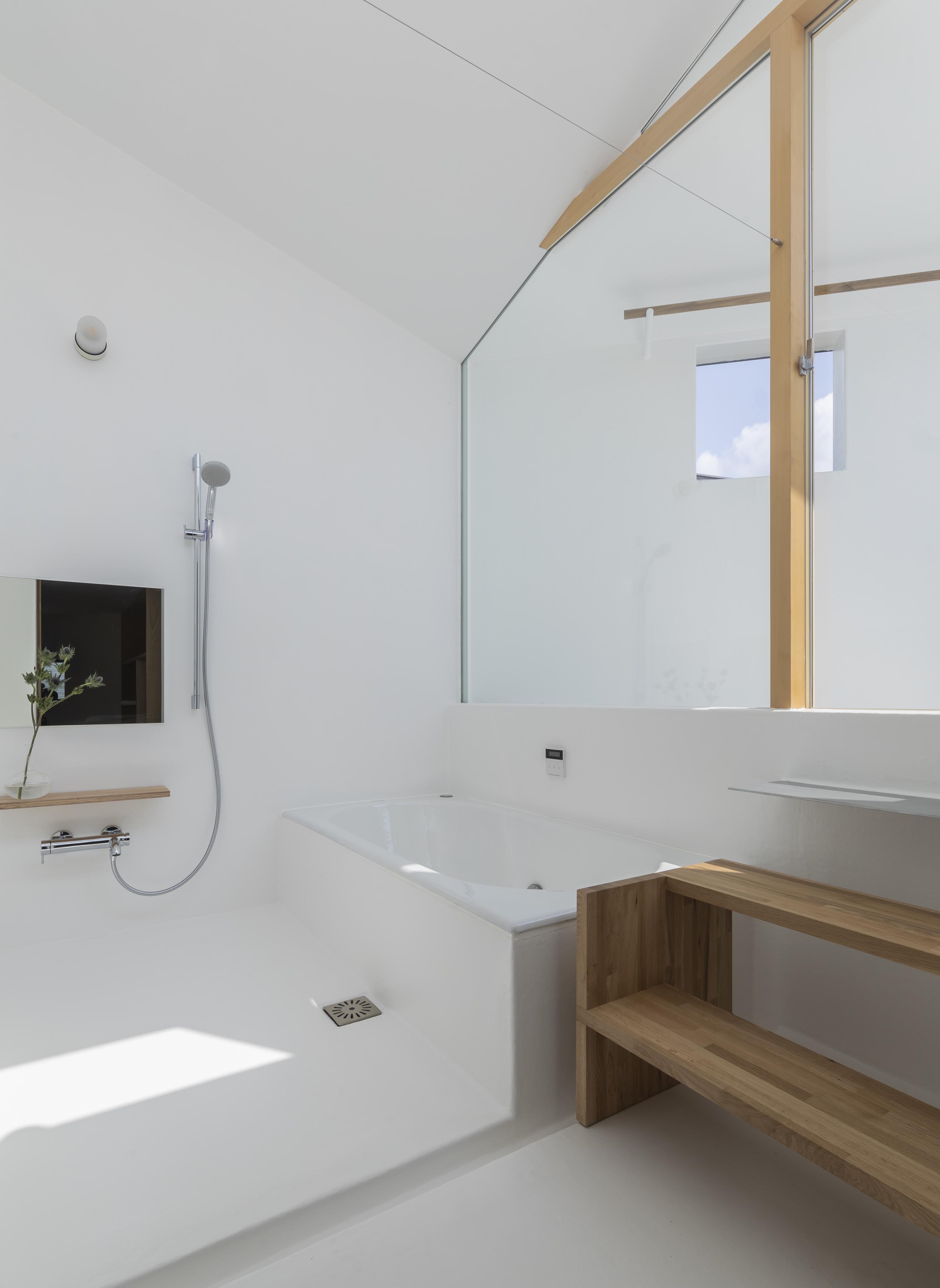 https://detail-cdn.s3.eu-central-1.amazonaws.com/media/catalog/product/1/1/11-House-in-Takatsuki-Tato-Architects-Shinkenchiku-Sha.jpg?width=437&height=582&store=de_en&image-type=image