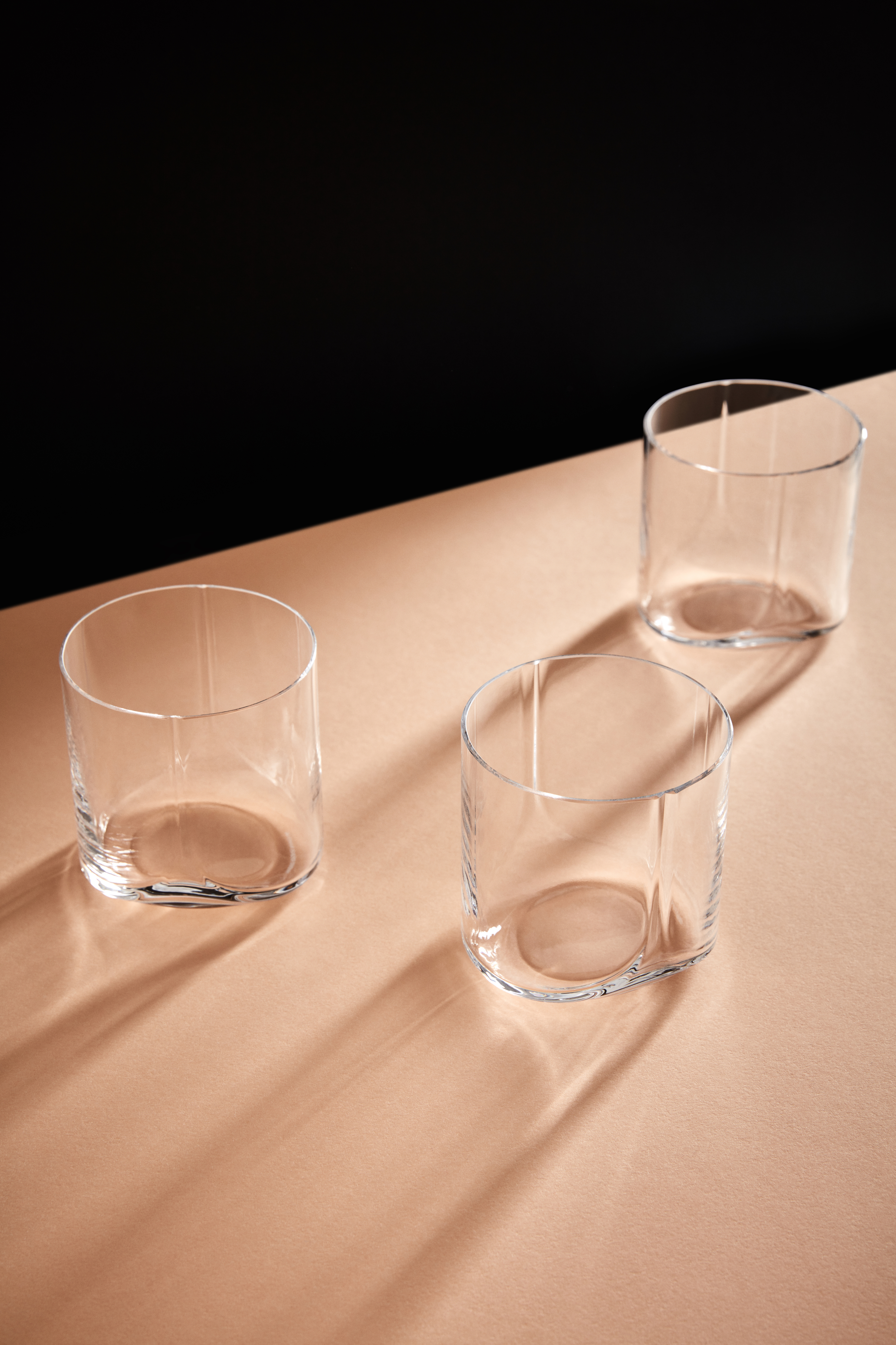 https://detail-cdn.s3.eu-central-1.amazonaws.com/media/catalog/product/1/1/11-MaisonObjet2019_ZHD_Hew_Glassware.jpg?width=437&height=582&store=de_de&image-type=image