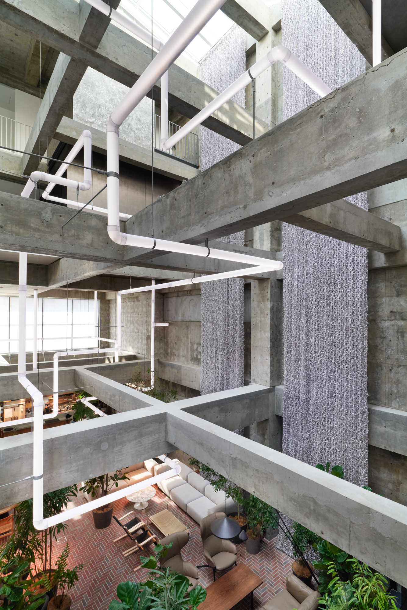 https://detail-cdn.s3.eu-central-1.amazonaws.com/media/catalog/product/1/1/11-Shiroiya-Hotel-in-Maebashi-von-Sou-Fujimoto.jpg?width=437&height=582&store=de_de&image-type=image