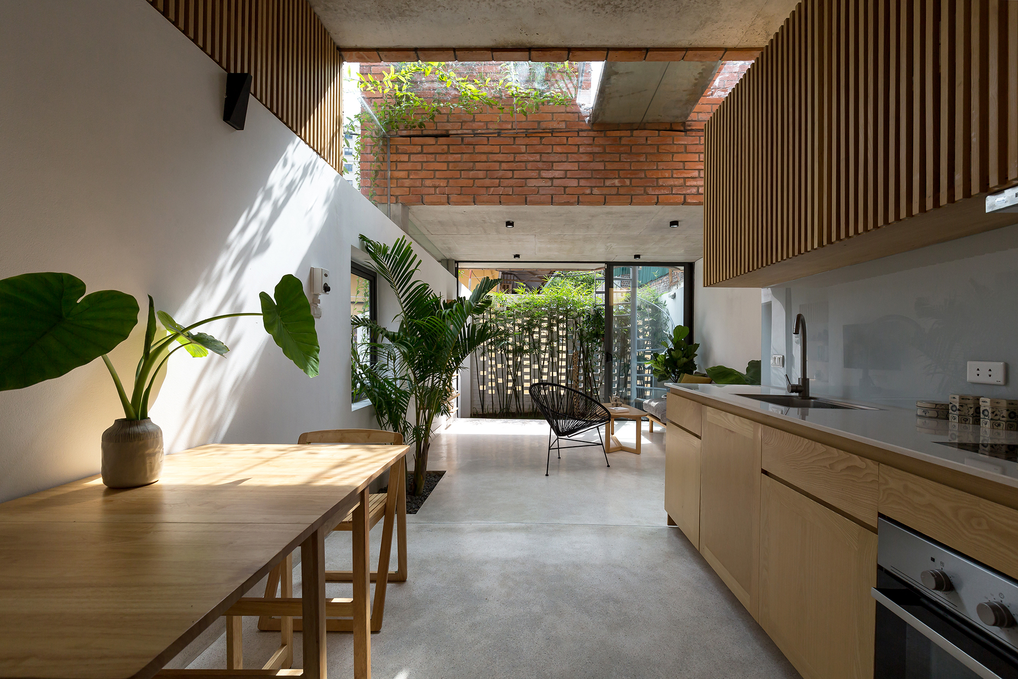 https://detail-cdn.s3.eu-central-1.amazonaws.com/media/catalog/product/1/1/11-VH-House-ODDO-architects-Hoang-Le-Photography.jpg?width=437&height=582&store=de_de&image-type=image