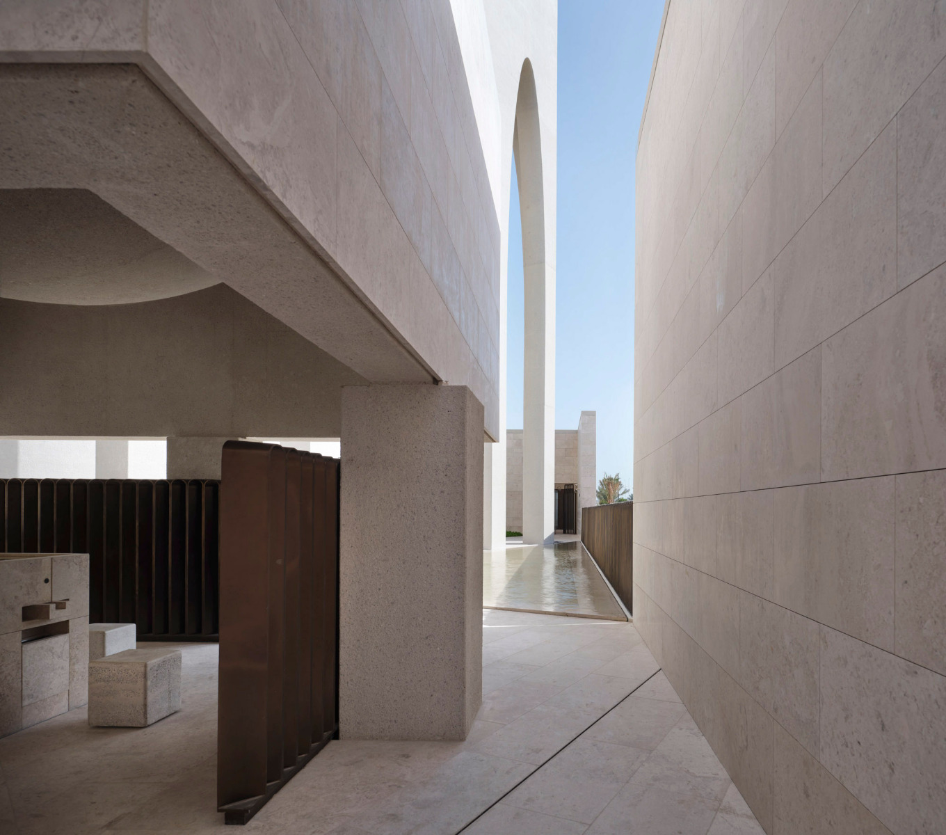 https://detail-cdn.s3.eu-central-1.amazonaws.com/media/catalog/product/1/1/11-abrahamic-family-house-david-adjaye-abu-dhabi.jpg?width=437&height=582&store=de_de&image-type=image