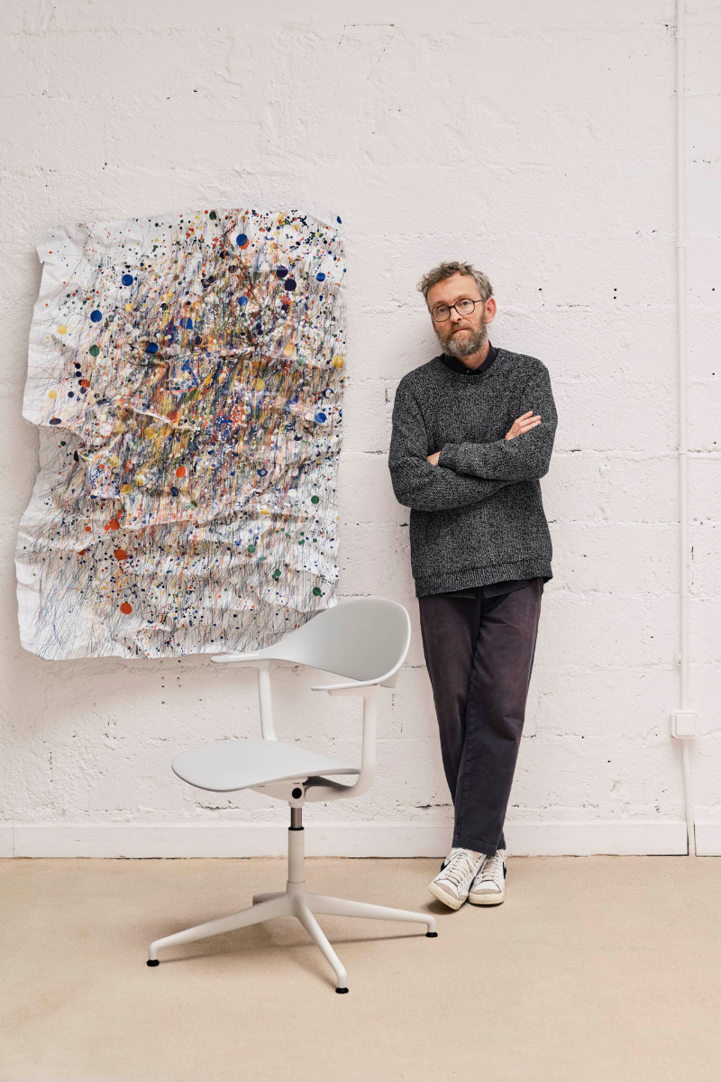 https://detail-cdn.s3.eu-central-1.amazonaws.com/media/catalog/product/1/1/11-interview-erwan-bouroullec.jpg?width=437&height=582&store=de_en&image-type=image