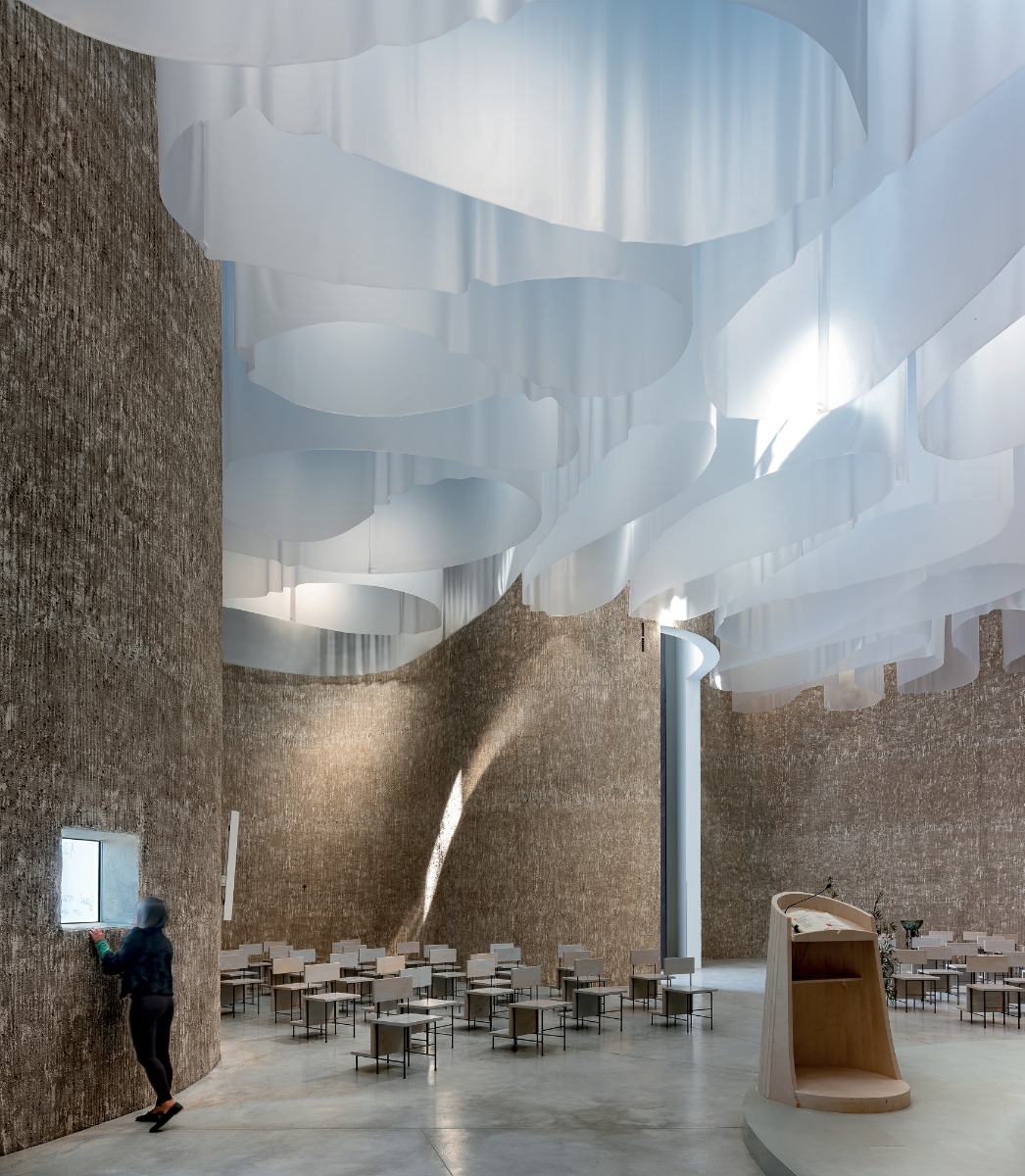 https://detail-cdn.s3.eu-central-1.amazonaws.com/media/catalog/product/1/1/11-kirche-in-italien-mario-cucinella-architects.jpg?width=437&height=582&store=de_en&image-type=image
