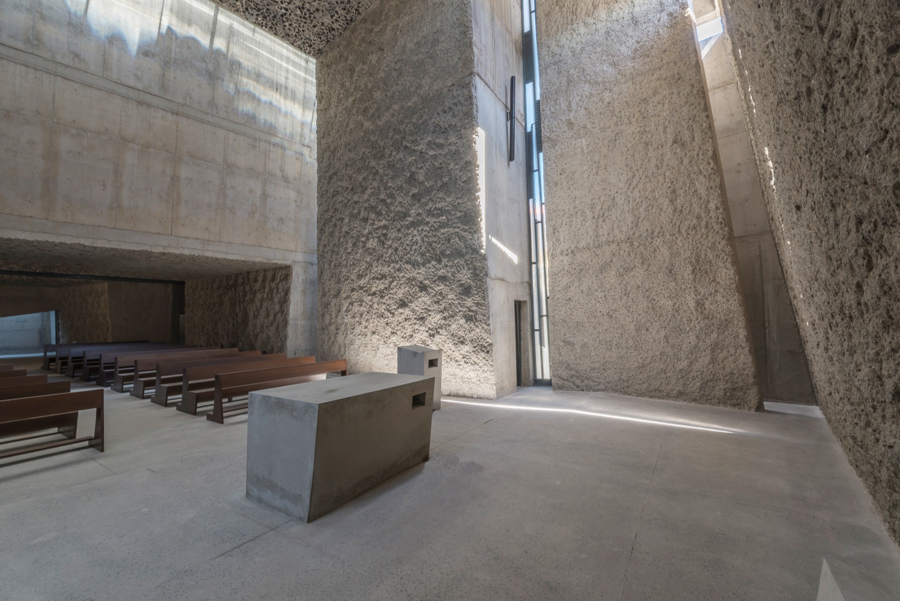 https://detail-cdn.s3.eu-central-1.amazonaws.com/media/catalog/product/1/1/11-monolithische-kirche-auf-teneriffa-von-menis-arquitects.jpg?width=437&height=582&store=de_de&image-type=image