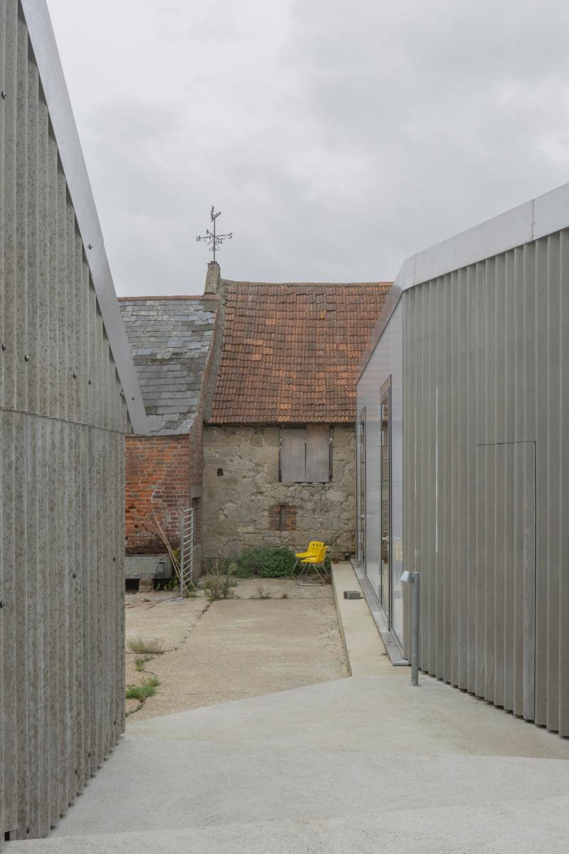 https://detail-cdn.s3.eu-central-1.amazonaws.com/media/catalog/product/1/1/11-scheunenumbau-isle-of-wight-gianni-botsford-architects.jpg?width=437&height=582&store=de_en&image-type=image