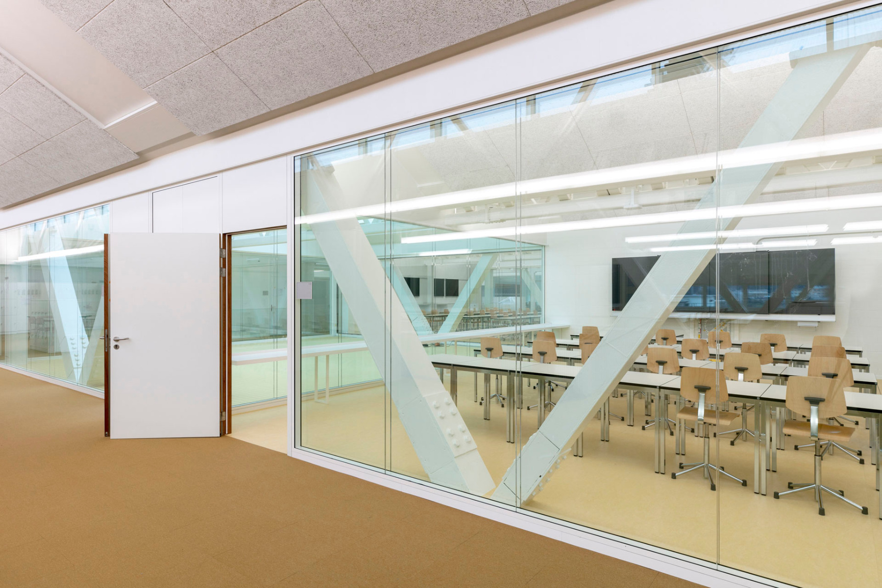 https://detail-cdn.s3.eu-central-1.amazonaws.com/media/catalog/product/1/1/11-schule-basel-thomas-fischer-architekten_1.jpg?width=437&height=582&store=de_en&image-type=image