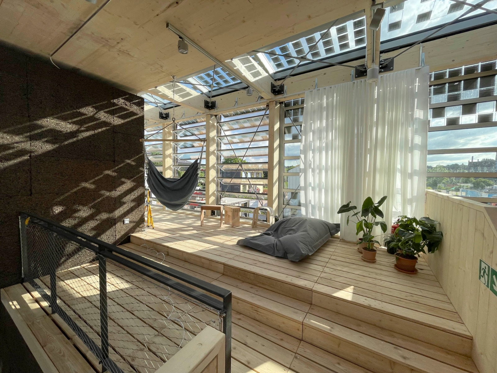 https://detail-cdn.s3.eu-central-1.amazonaws.com/media/catalog/product/1/1/11-solar-decathlon-europe.jpg?width=437&height=582&store=de_de&image-type=image