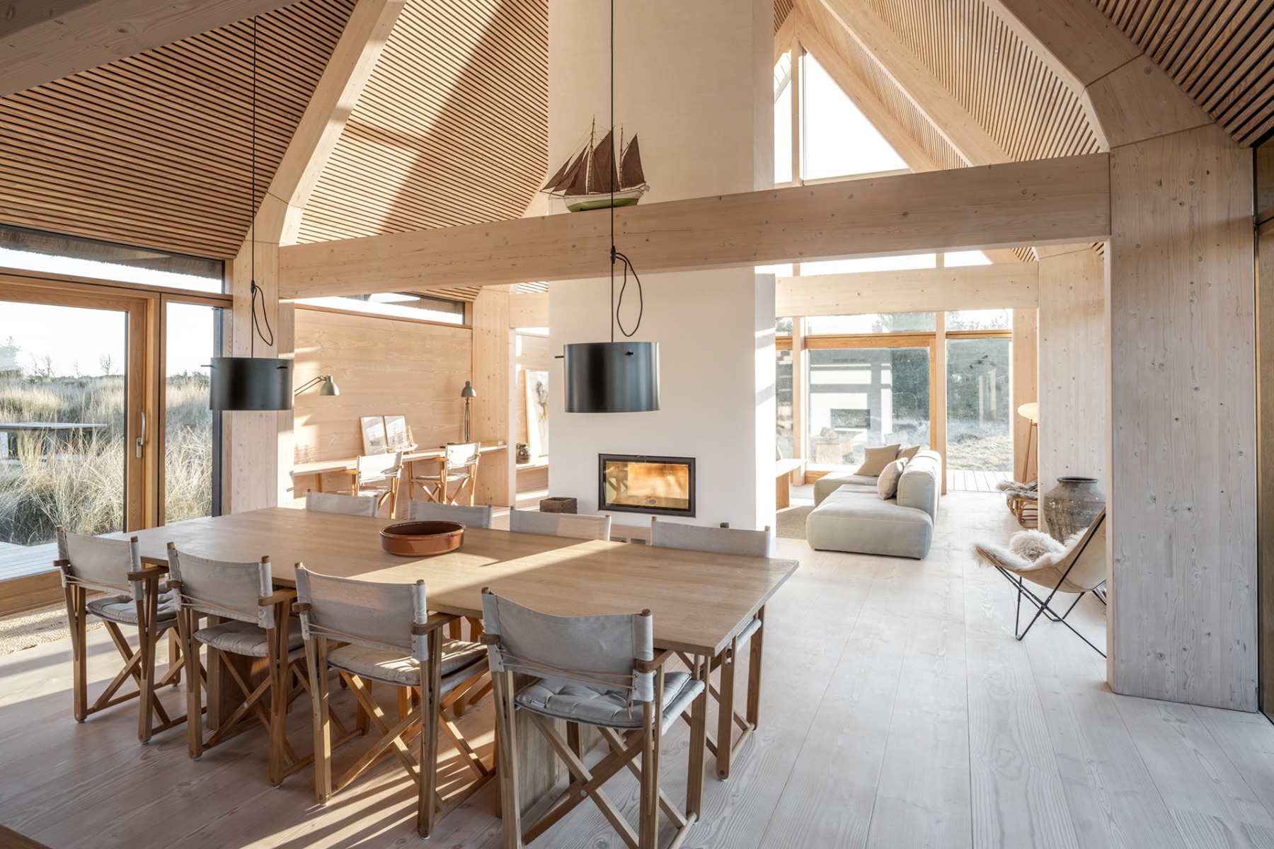 https://detail-cdn.s3.eu-central-1.amazonaws.com/media/catalog/product/1/1/11-sommerhaus_in_da_nemark_von_pax_architects.jpg?width=437&height=582&store=de_en&image-type=image