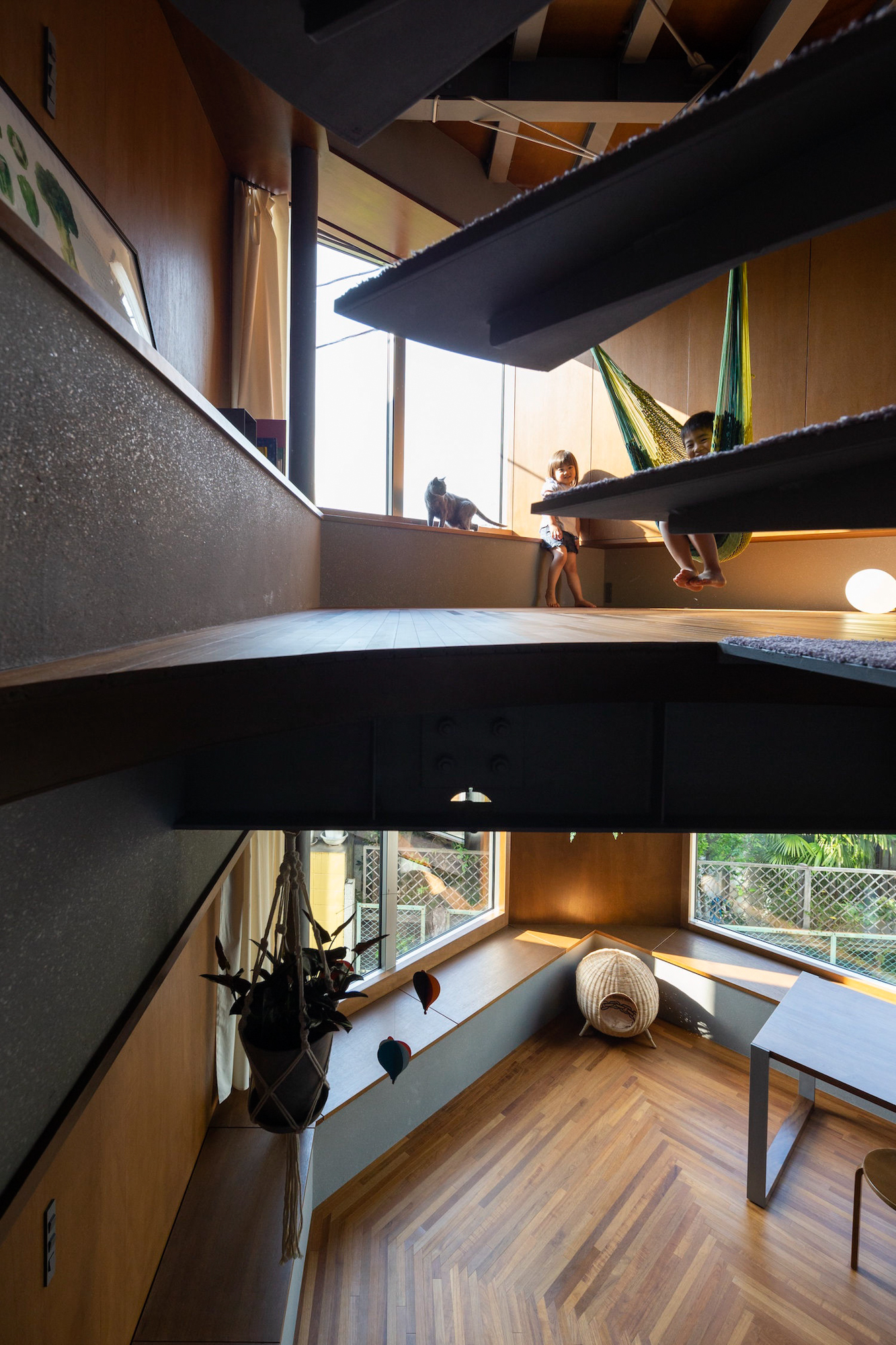 https://detail-cdn.s3.eu-central-1.amazonaws.com/media/catalog/product/1/2/12-Bay-Window-Tower-House-Tokio-Takaaki-Fuji_Yuko-Fuji-Architecture.jpg?width=437&height=582&store=de_en&image-type=image